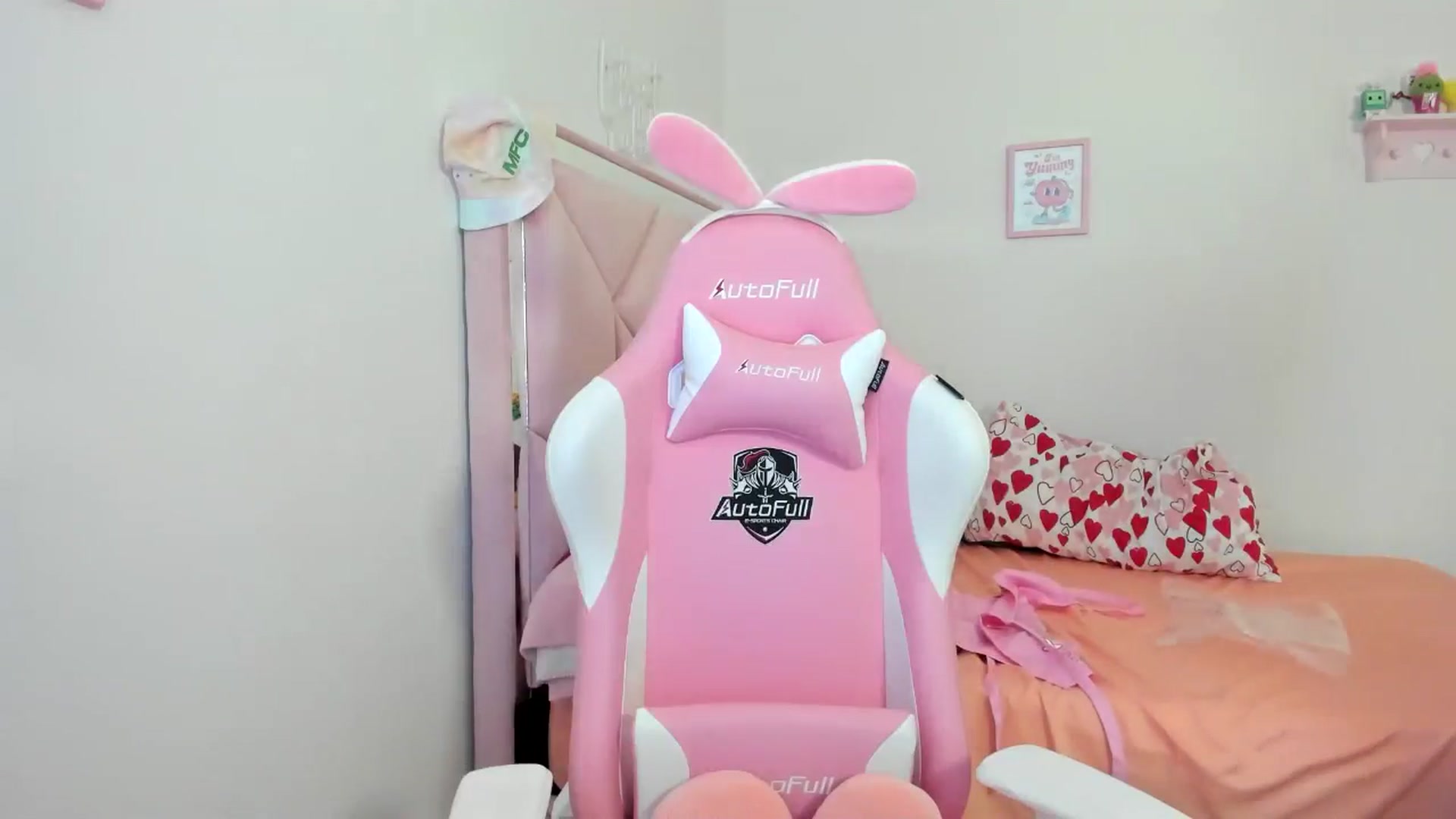 Gallery image thumbnail from Cherrycute666's myfreecams stream on, 07/27/2024, 01:06 image 13 of 20