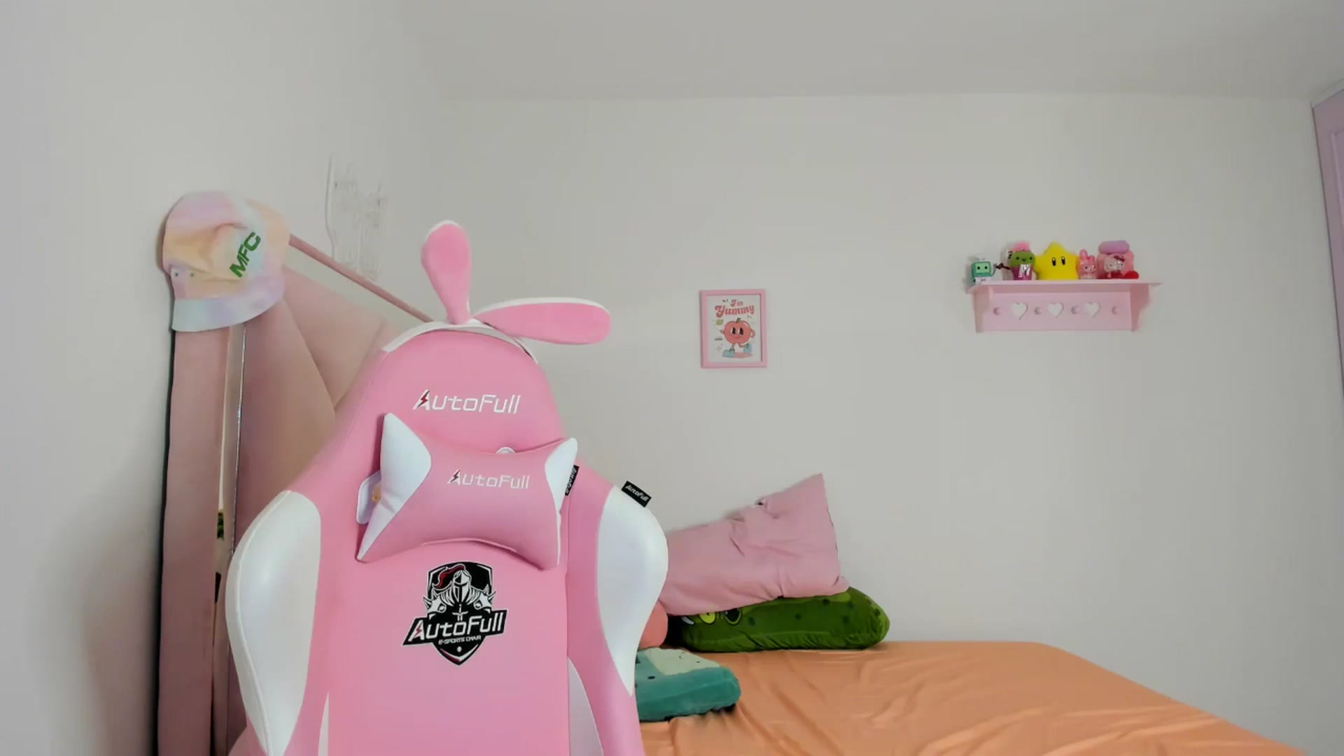 Gallery image thumbnail from Cherrycute666's myfreecams stream on, 07/27/2024, 08:00 image 6 of 20