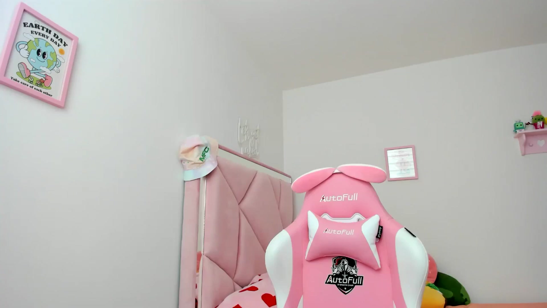 Gallery image thumbnail from Cherrycute666's myfreecams stream on, 08/01/2024, 22:45 image 11 of 20
