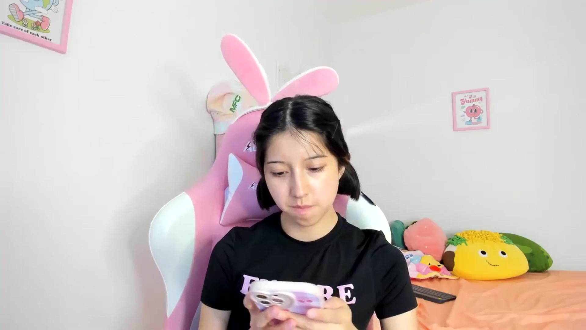 Gallery image thumbnail from Cherrycute666's myfreecams stream on, 08/03/2024, 24:58 image 18 of 20