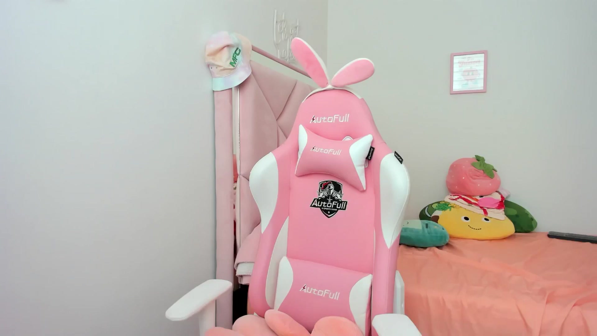 Gallery image thumbnail from Cherrycute666's myfreecams stream on, 08/03/2024, 20:50 image 10 of 20