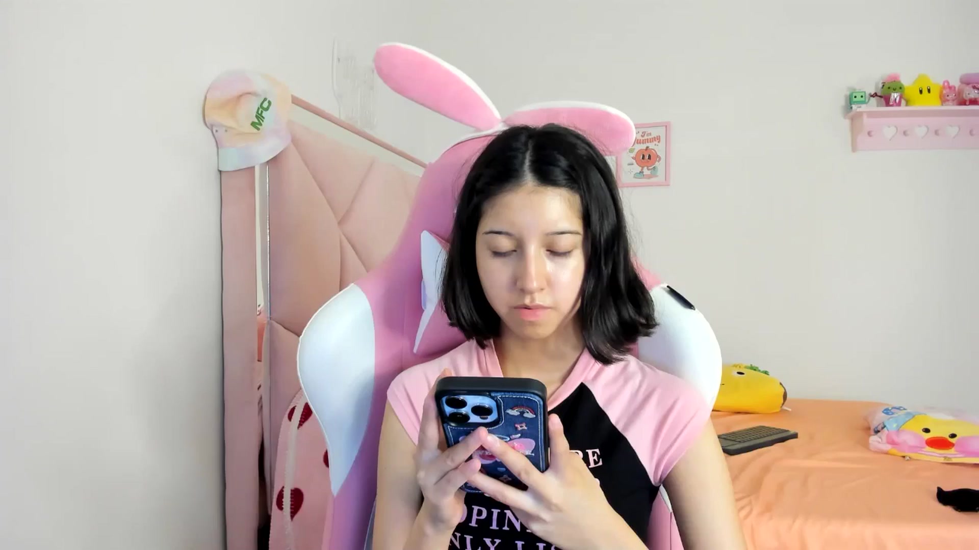 Gallery image thumbnail from Cherrycute666's myfreecams stream on, 08/04/2024, 07:44 image 6 of 20