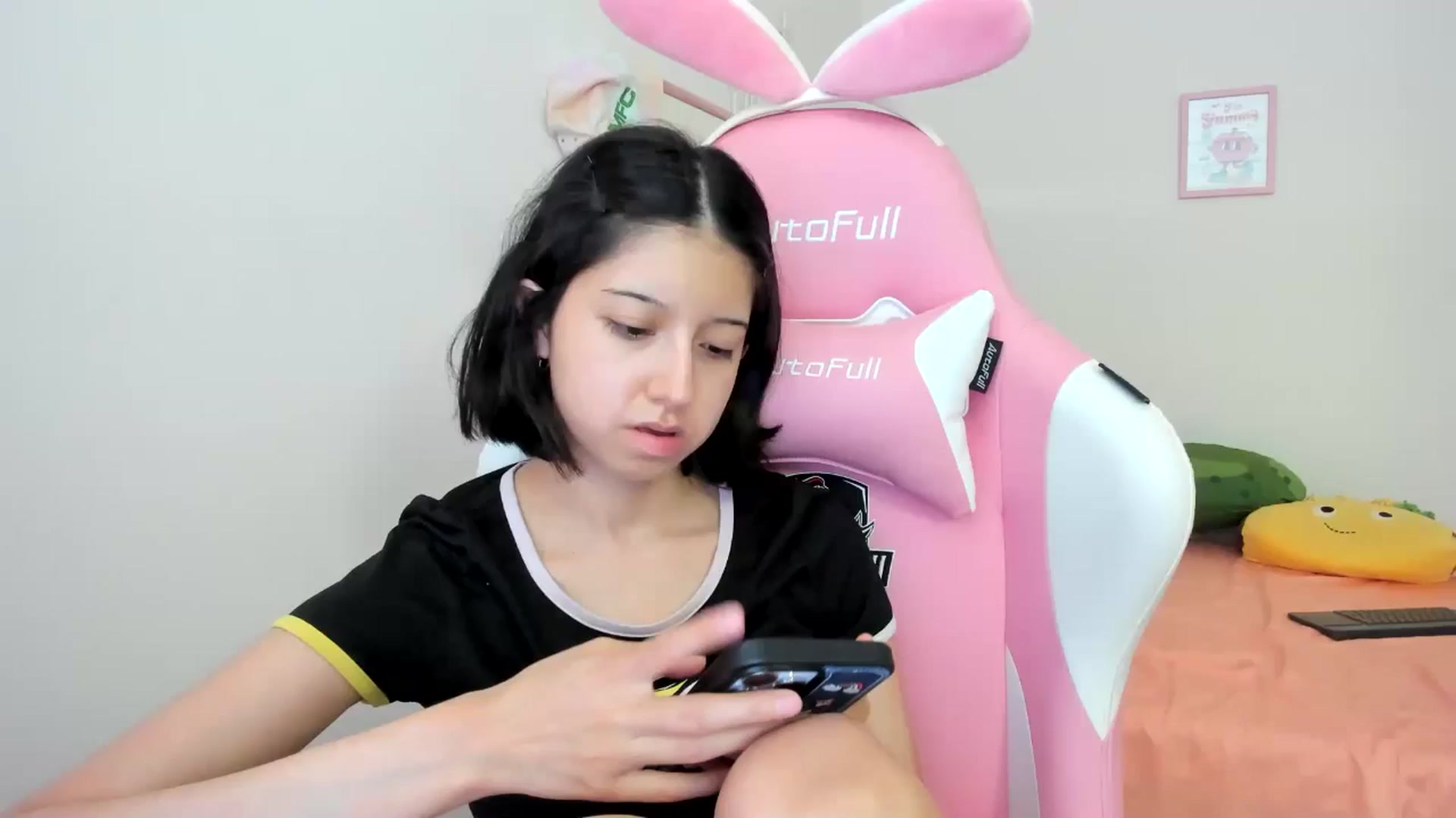 Gallery image thumbnail from Cherrycute666's myfreecams stream on, 08/05/2024, 24:19 image 14 of 20