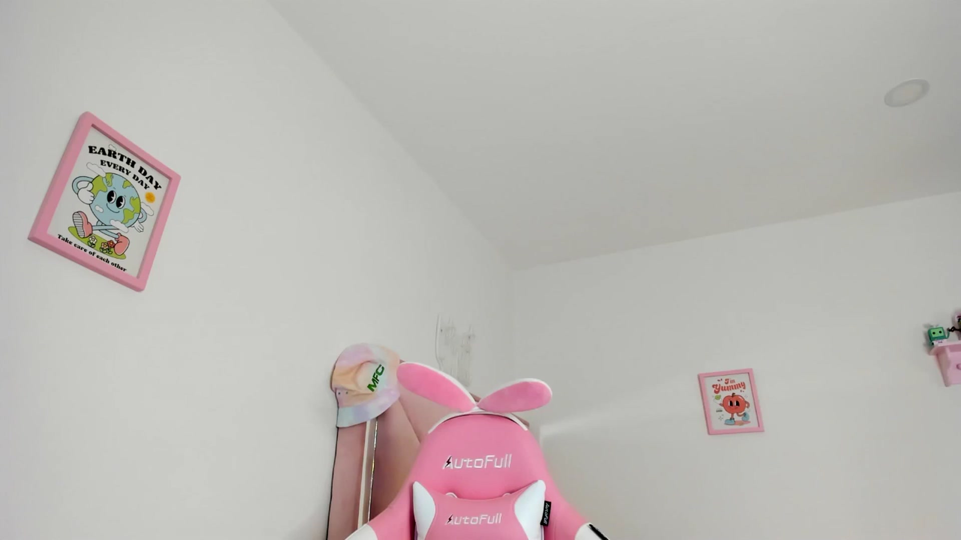 Gallery image thumbnail from Cherrycute666's myfreecams stream on, 08/06/2024, 07:27 image 15 of 20