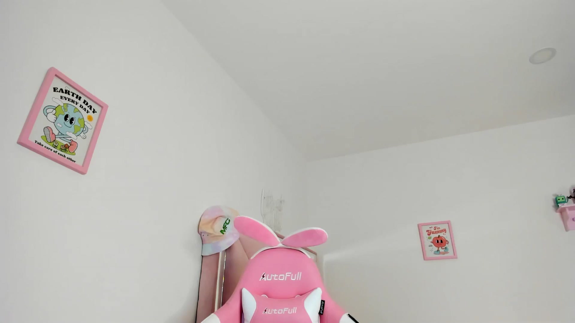 Gallery image thumbnail from Cherrycute666's myfreecams stream on, 08/06/2024, 07:27 image 16 of 20