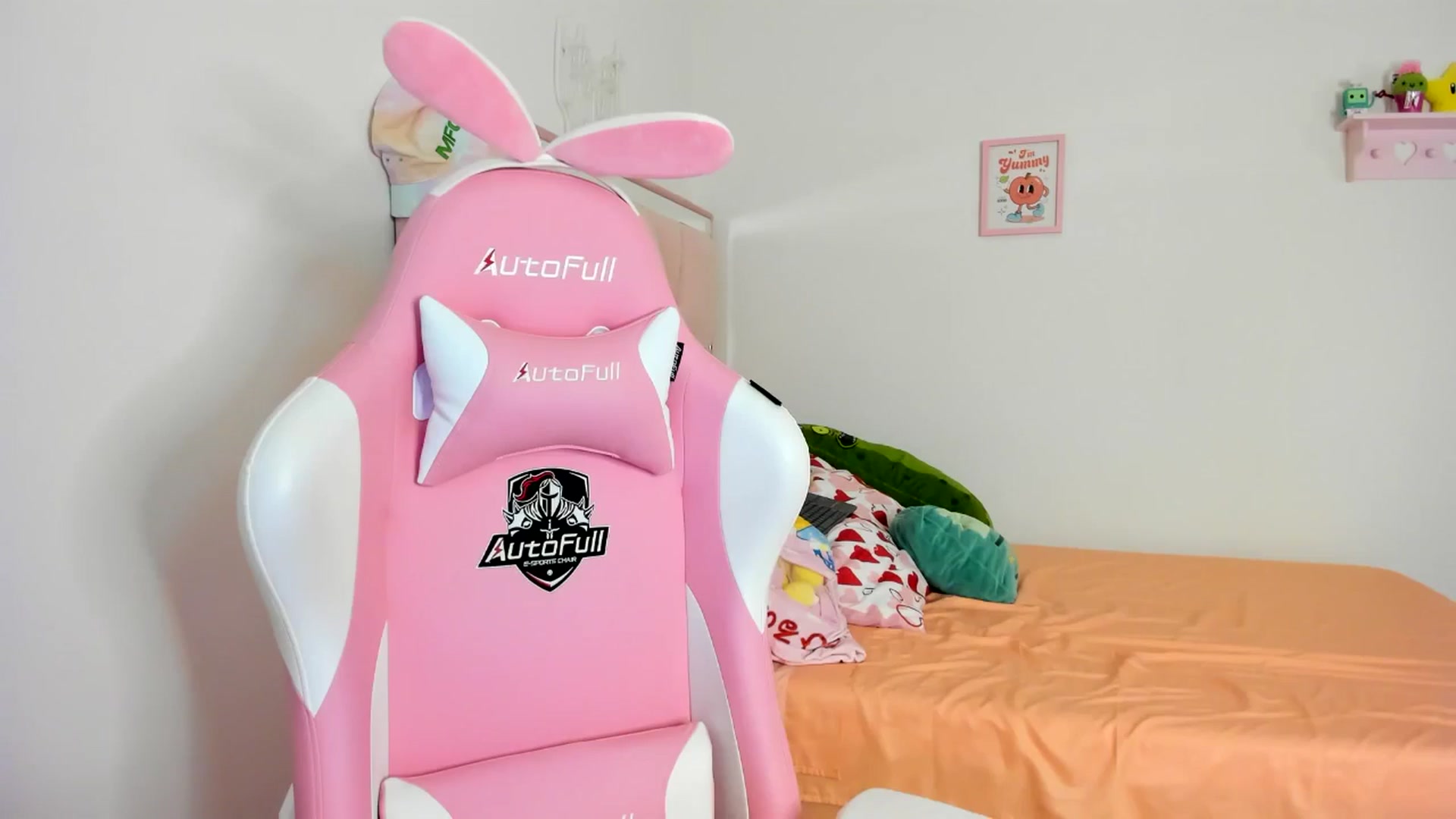 Gallery image thumbnail from Cherrycute666's myfreecams stream on, 08/06/2024, 07:27 image 6 of 20