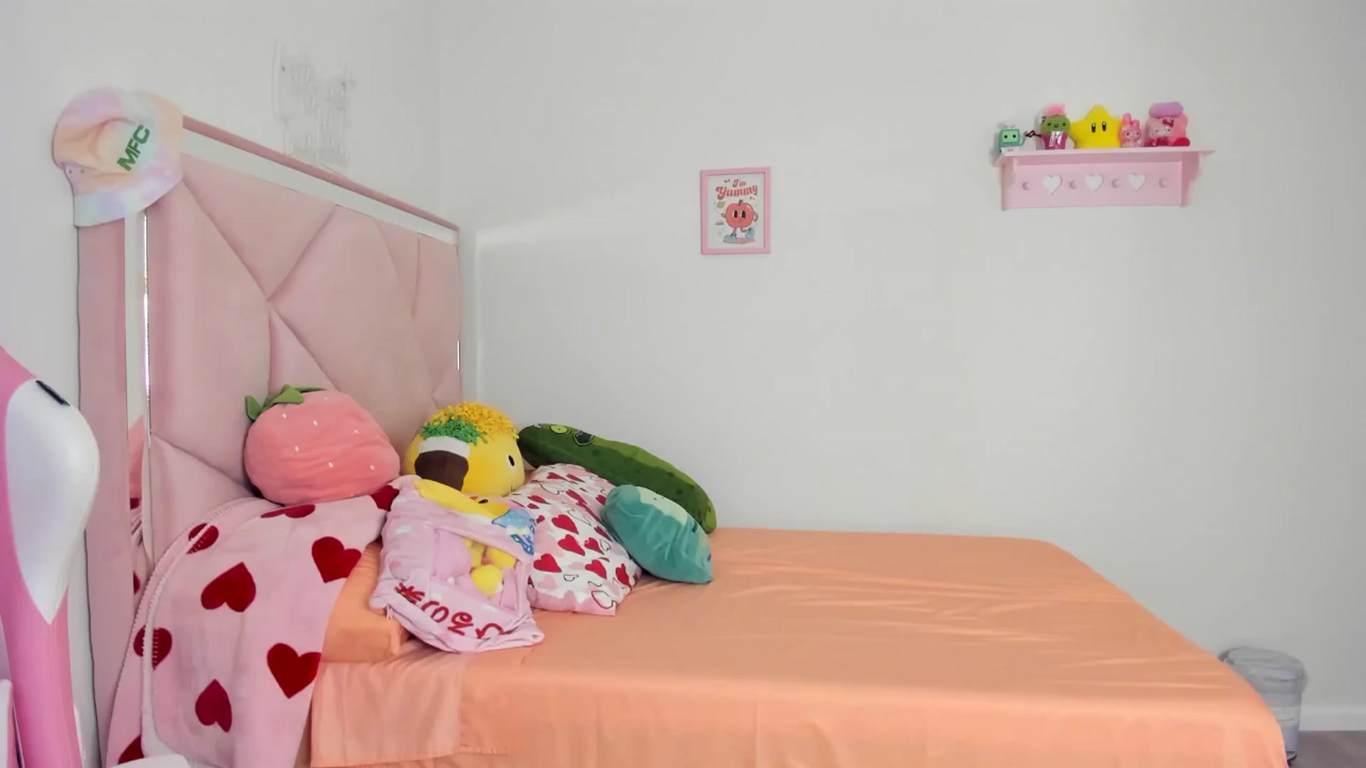 Gallery image thumbnail from Cherrycute666's myfreecams stream on, 08/06/2024, 07:27 image 1 of 20
