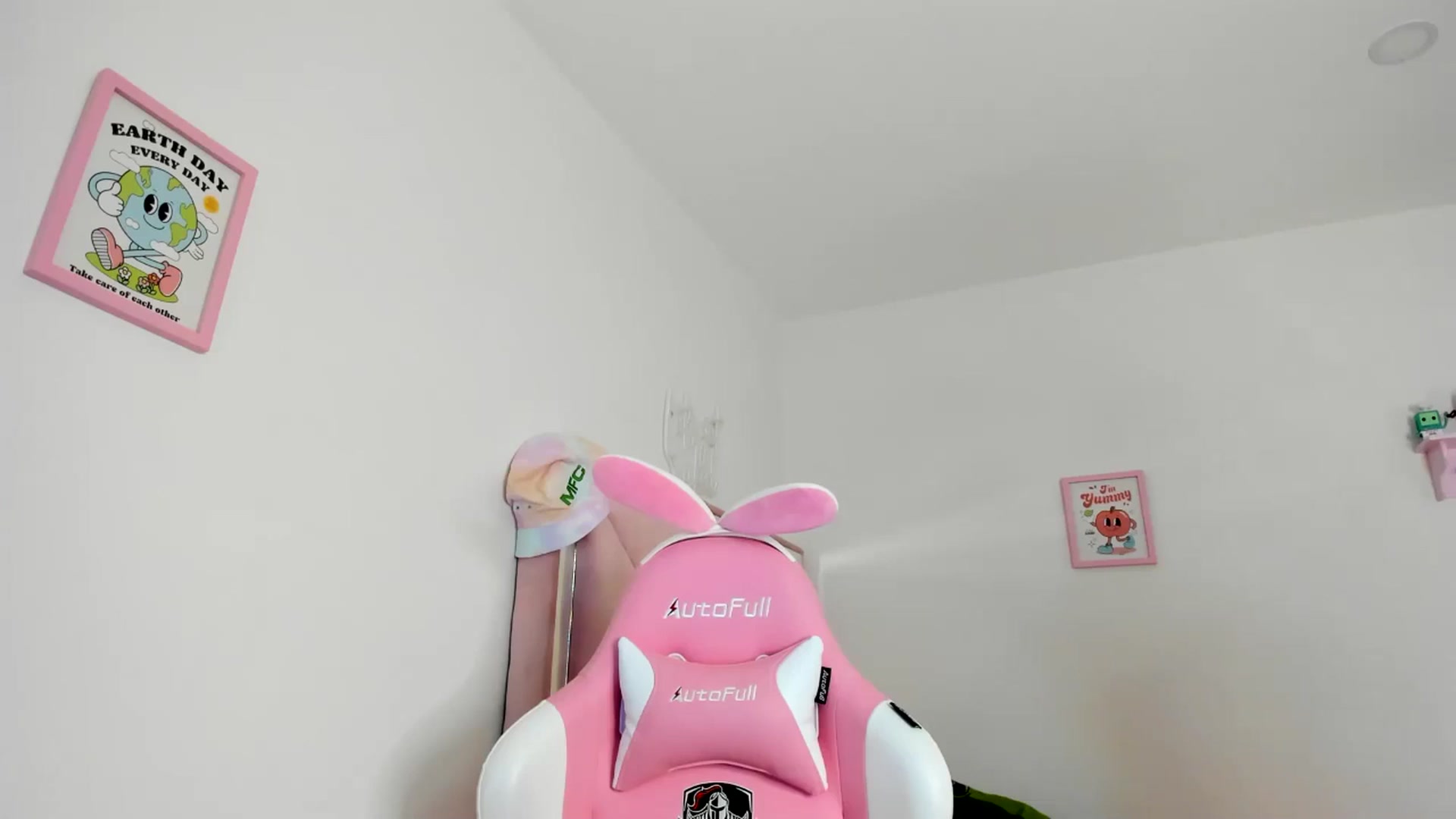 Gallery image thumbnail from Cherrycute666's myfreecams stream on, 08/06/2024, 07:27 image 14 of 20