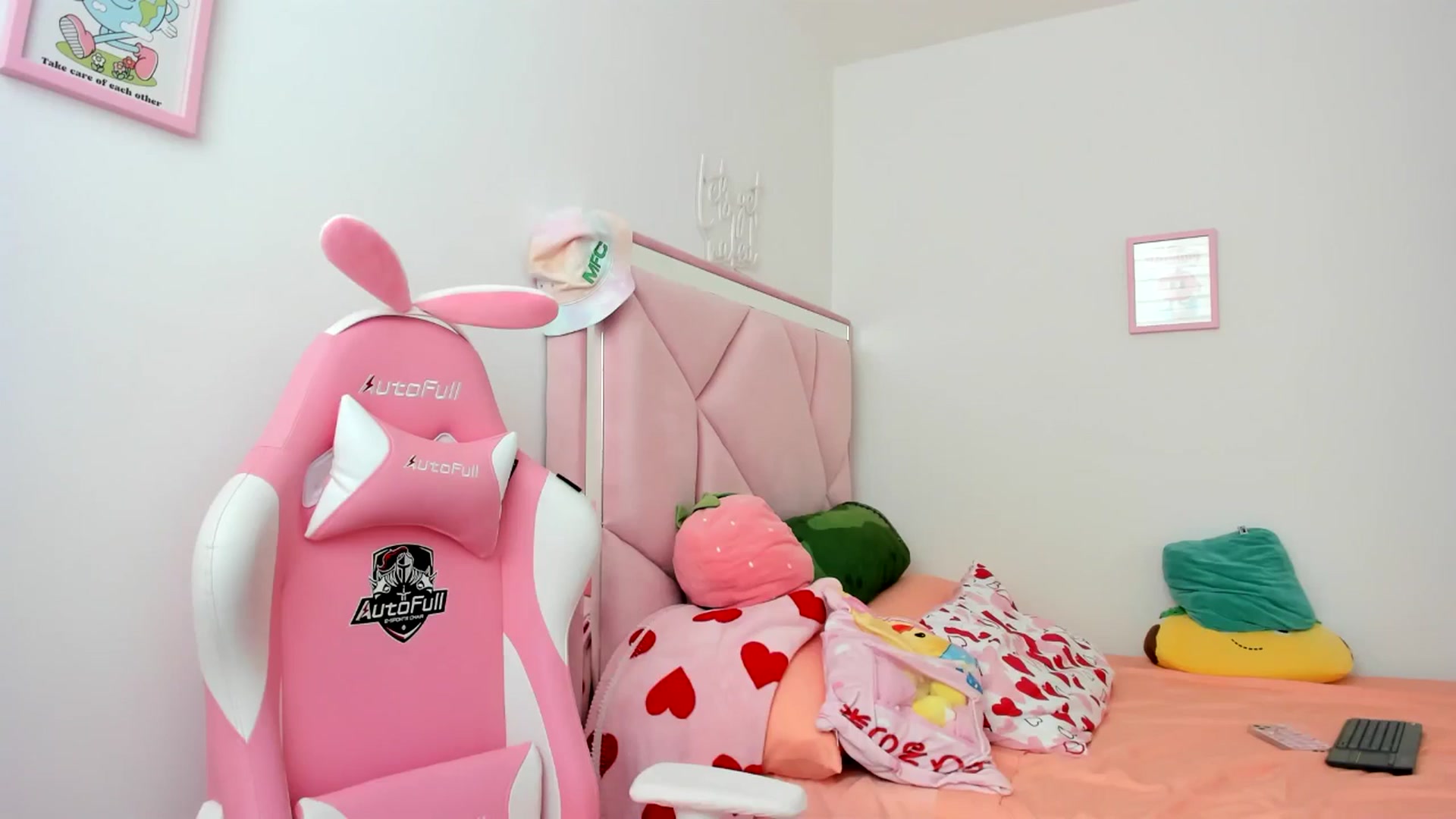 Gallery image thumbnail from Cherrycute666's myfreecams stream on, 08/06/2024, 22:36 image 2 of 20