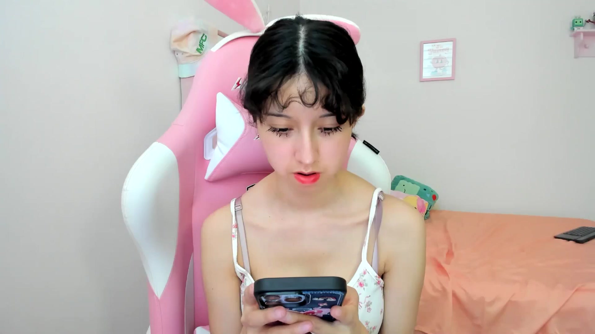 Gallery image thumbnail from Cherrycute666's myfreecams stream on, 08/07/2024, 23:05 image 1 of 20