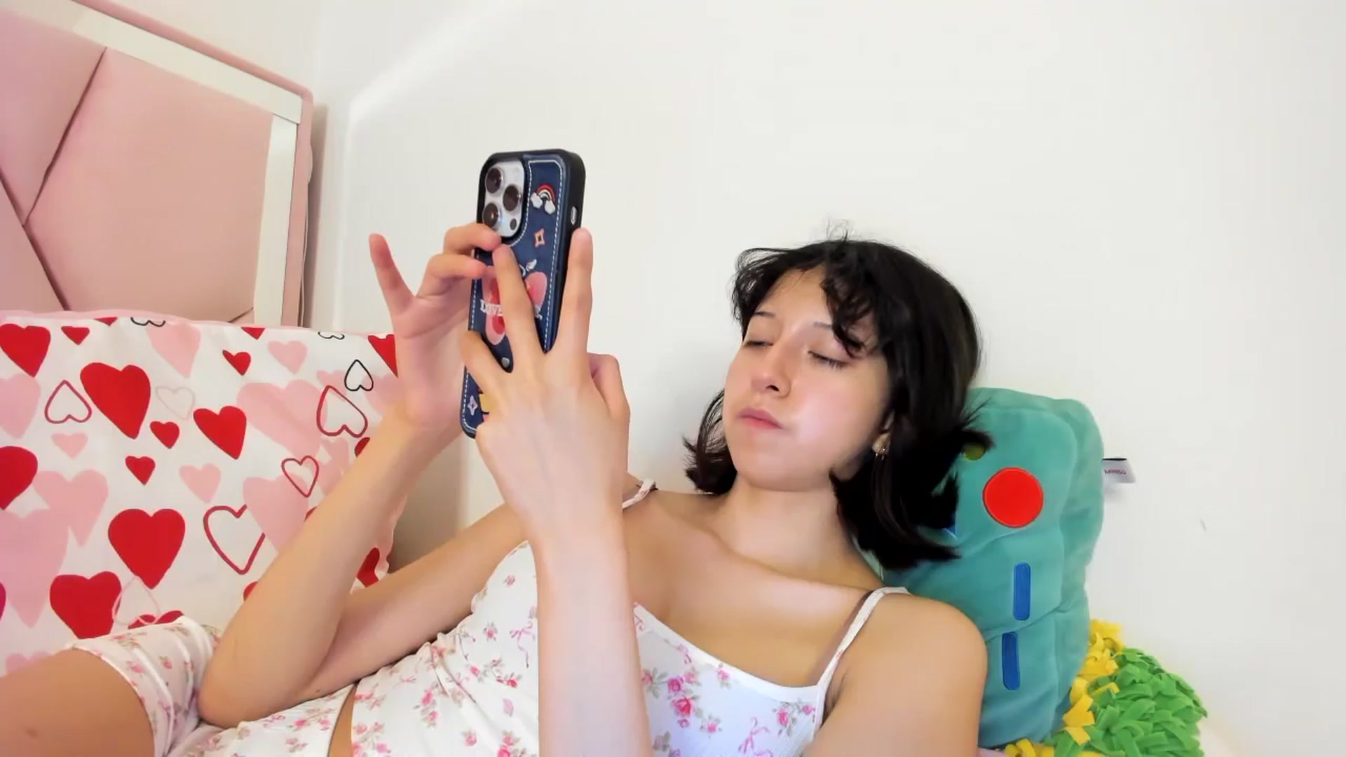 Gallery image thumbnail from Cherrycute666's myfreecams stream on, 08/08/2024, 06:18 image 17 of 20
