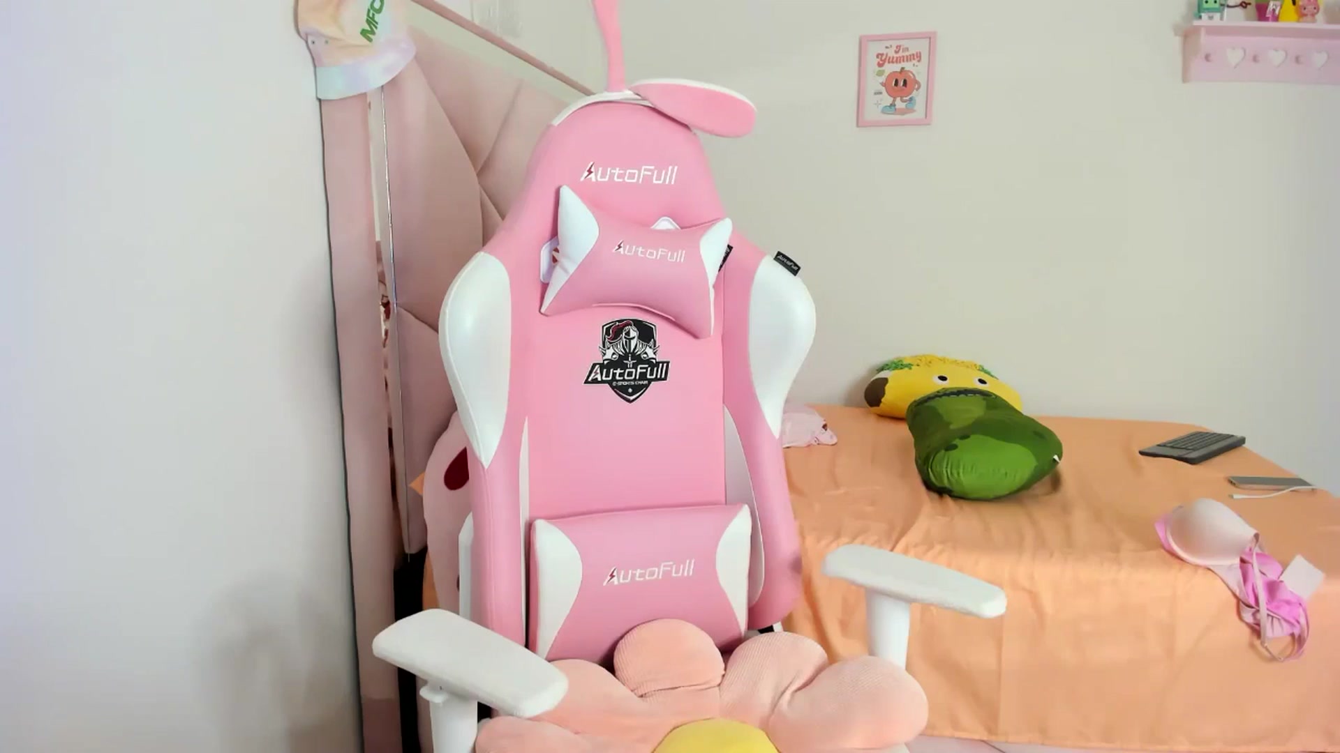 Gallery image thumbnail from Cherrycute666's myfreecams stream on, 08/10/2024, 07:03 image 4 of 20