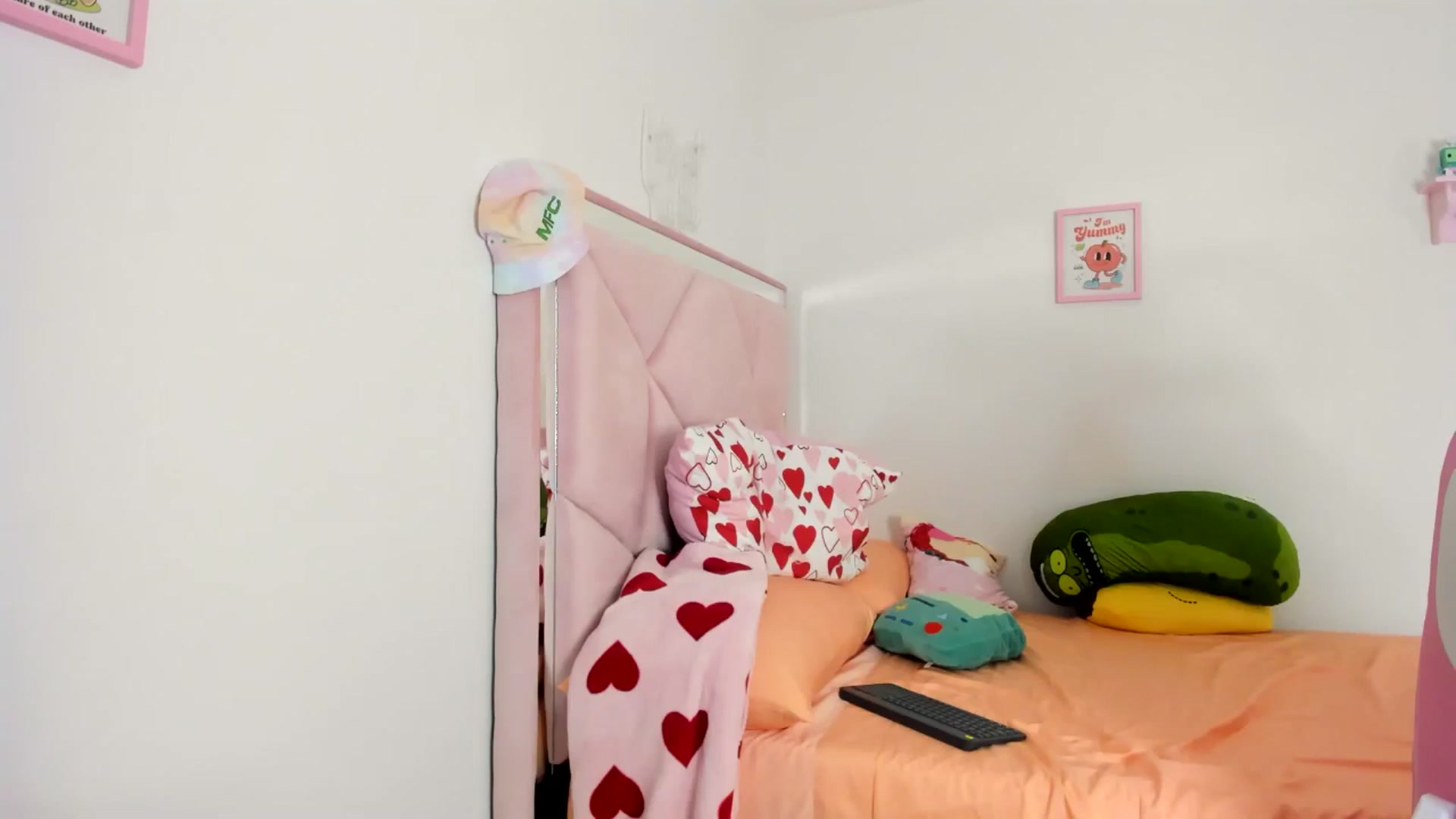Gallery image thumbnail from Cherrycute666's myfreecams stream on, 08/10/2024, 07:44 image 16 of 20