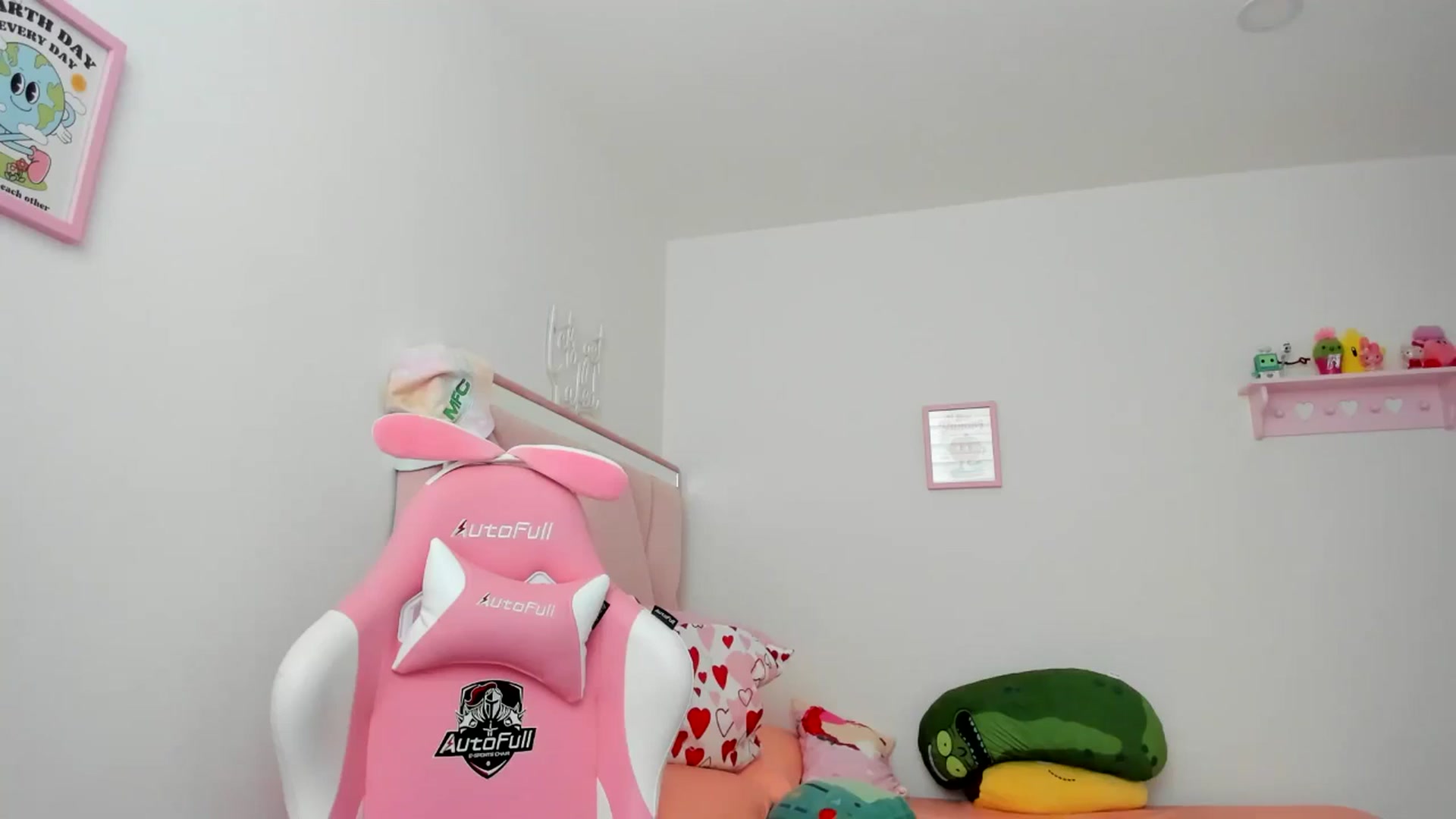 Gallery image thumbnail from Cherrycute666's myfreecams stream on, 08/11/2024, 24:01 image 4 of 20