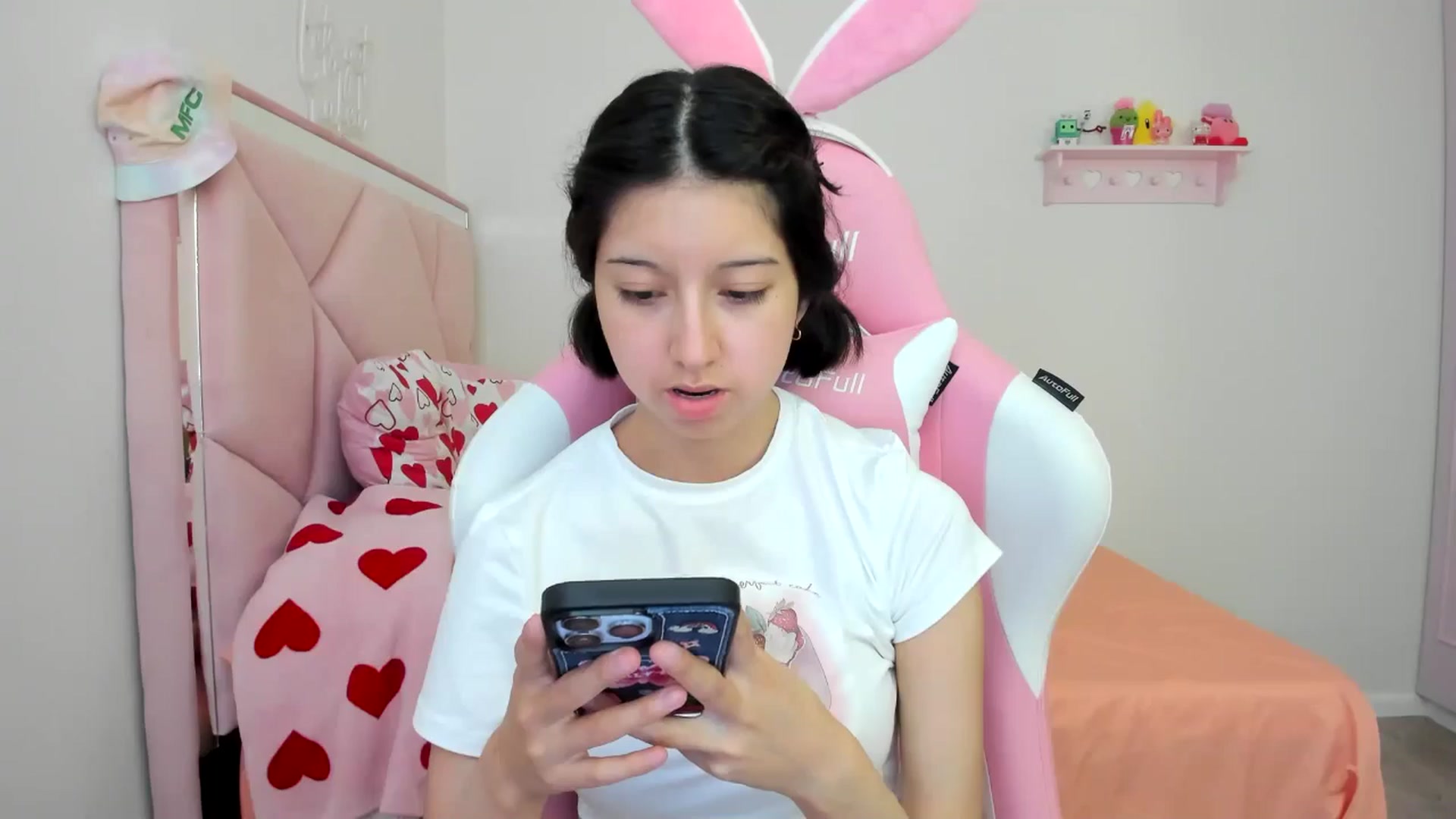 Gallery image thumbnail from Cherrycute666's myfreecams stream on, 08/11/2024, 24:01 image 16 of 20