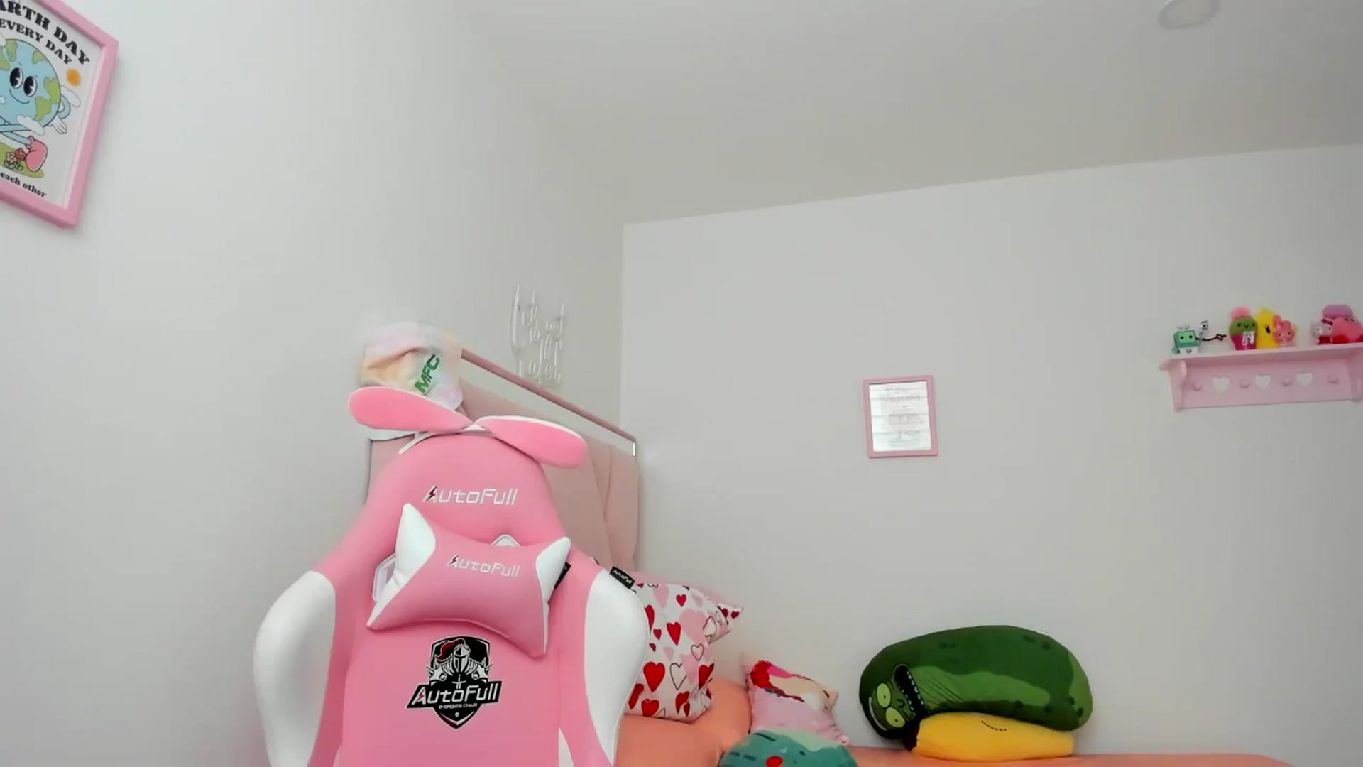 Gallery image thumbnail from Cherrycute666's myfreecams stream on, 08/11/2024, 24:01 image 2 of 20