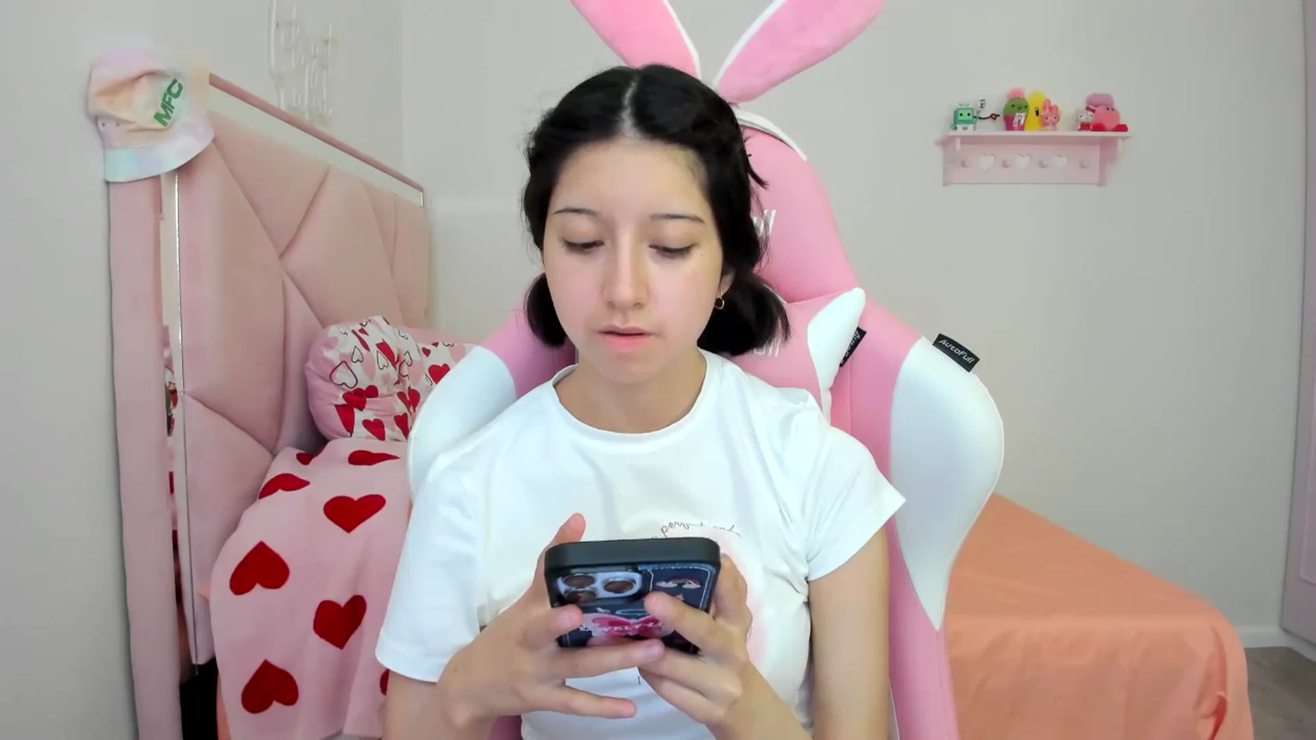 Gallery image thumbnail from Cherrycute666's myfreecams stream on, 08/11/2024, 24:01 image 17 of 20