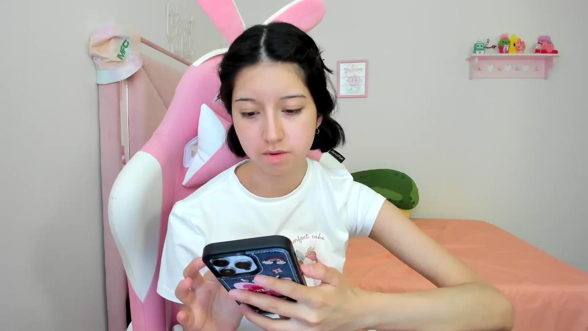 Gallery image thumbnail from Cherrycute666's myfreecams stream on, 08/11/2024, 24:01 image 14 of 20