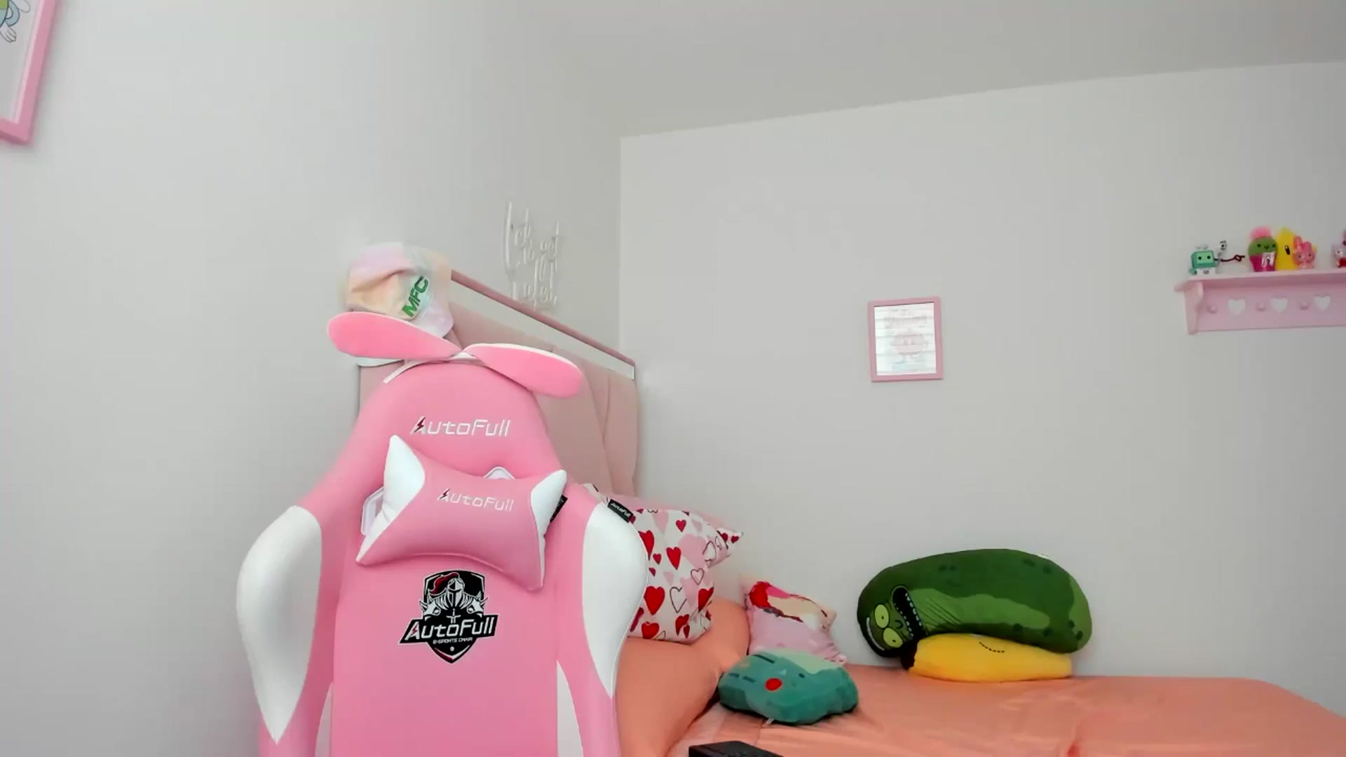 Gallery image thumbnail from Cherrycute666's myfreecams stream on, 08/11/2024, 24:01 image 7 of 20