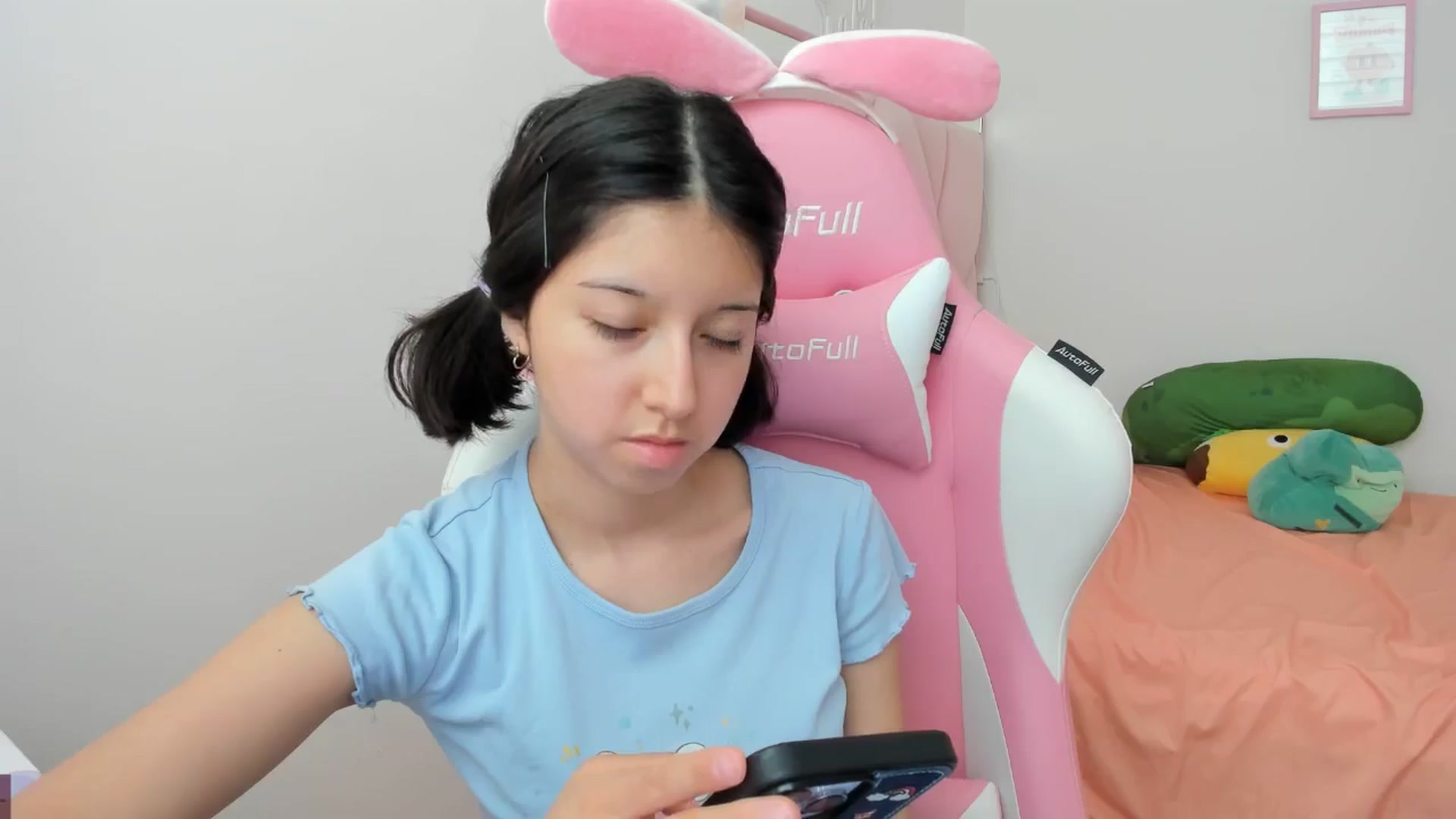 Gallery image thumbnail from Cherrycute666's myfreecams stream on, 08/30/2024, 22:20 image 19 of 20