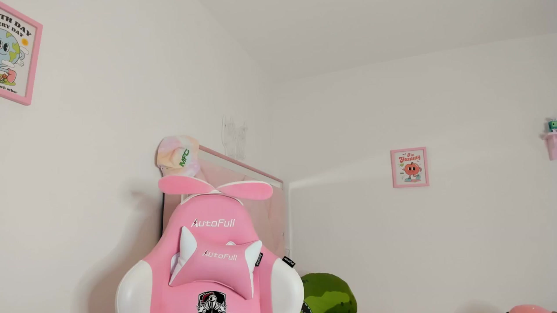 Gallery image thumbnail from Cherrycute666's myfreecams stream on, 09/08/2024, 10:55 image 1 of 20