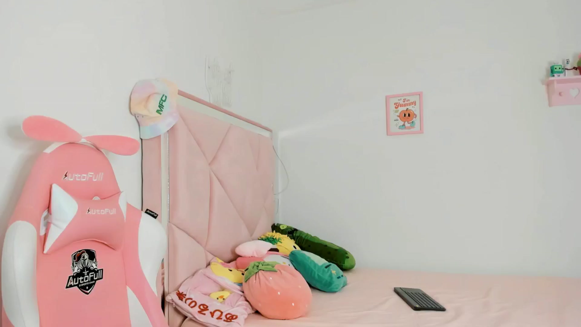 Gallery image thumbnail from Cherrycute666's myfreecams stream on, 09/12/2024, 03:11 image 1 of 20