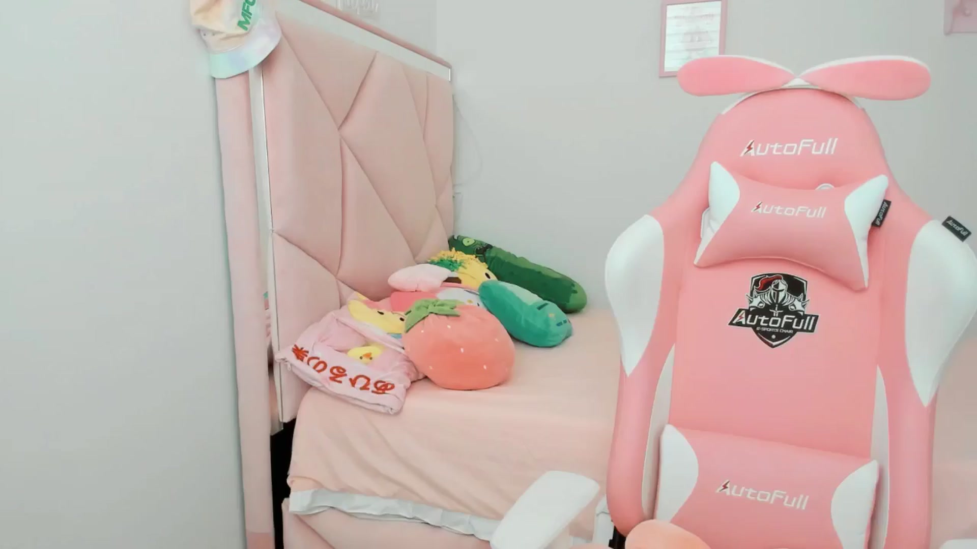 Gallery image thumbnail from Cherrycute666's myfreecams stream on, 09/13/2024, 24:04 image 5 of 20