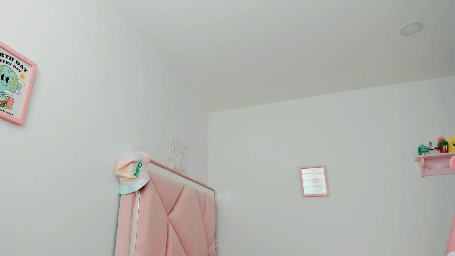 Gallery image thumbnail from Cherrycute666's myfreecams stream on, 09/17/2024, 21:14 image 16 of 20