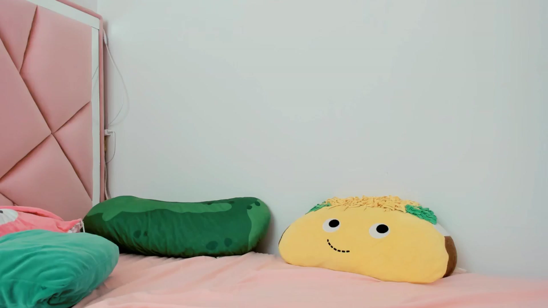 Gallery image thumbnail from Cherrycute666's myfreecams stream on, 09/17/2024, 21:14 image 13 of 20
