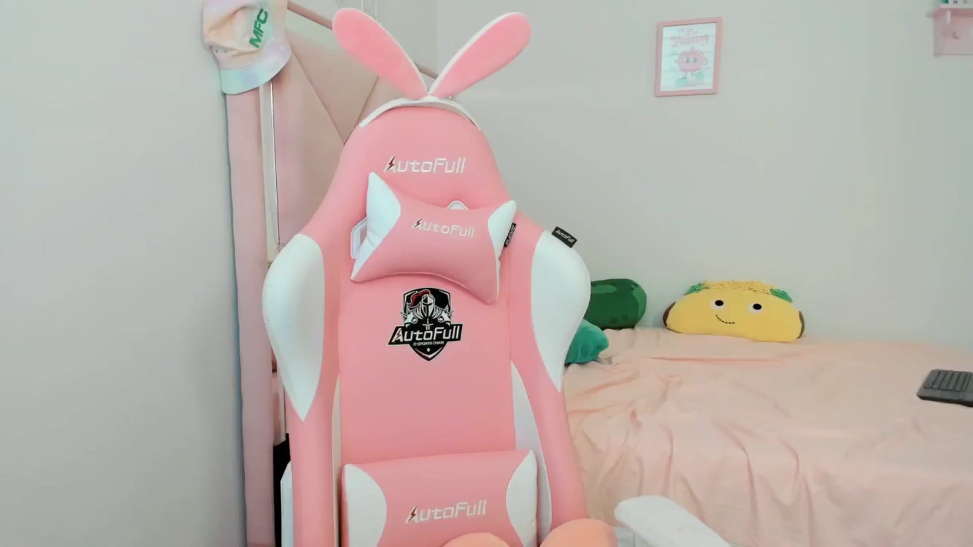 Gallery image thumbnail from Cherrycute666's myfreecams stream on, 09/18/2024, 24:01 image 2 of 20