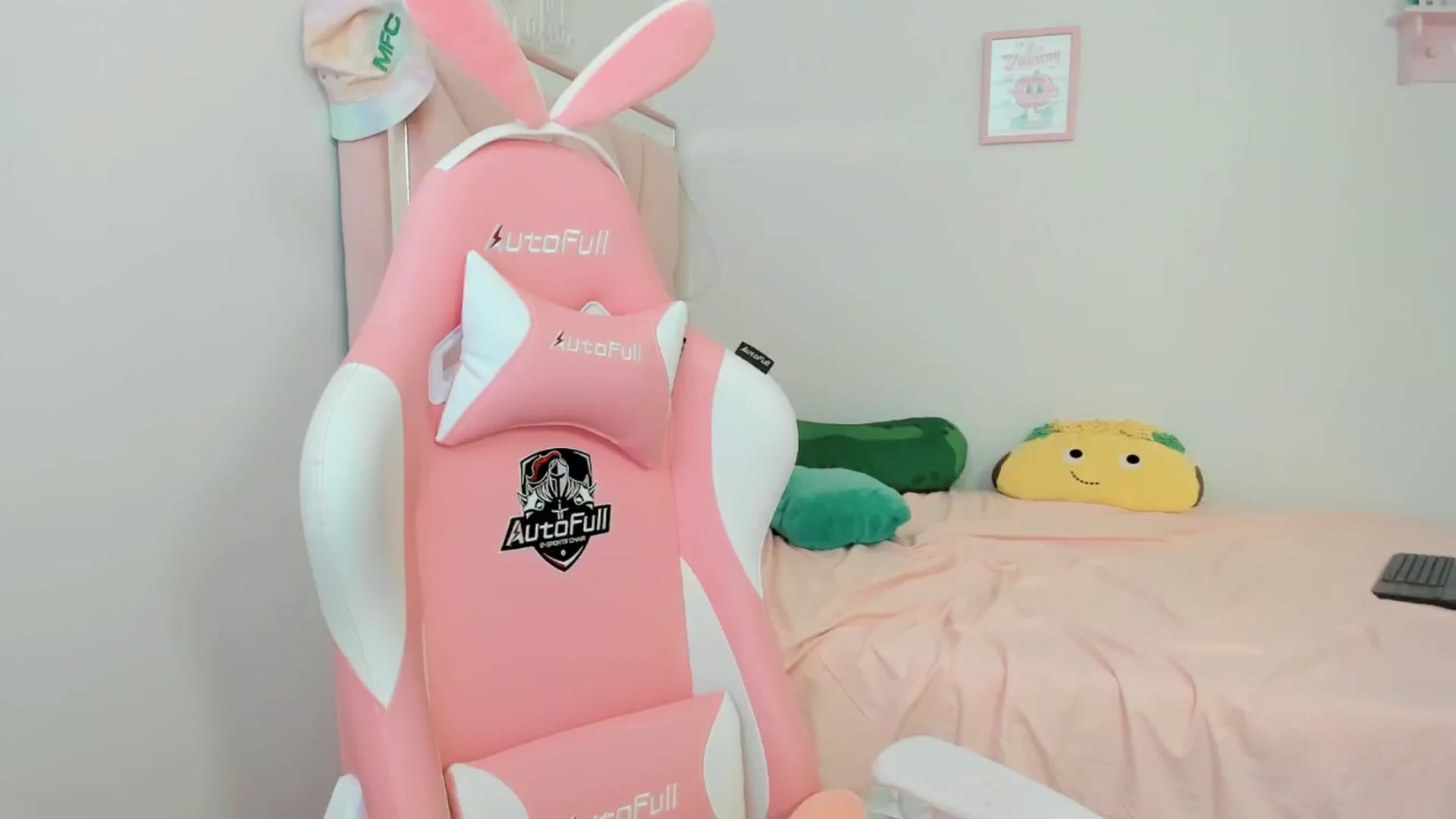Gallery image thumbnail from Cherrycute666's myfreecams stream on, 09/18/2024, 24:01 image 4 of 20