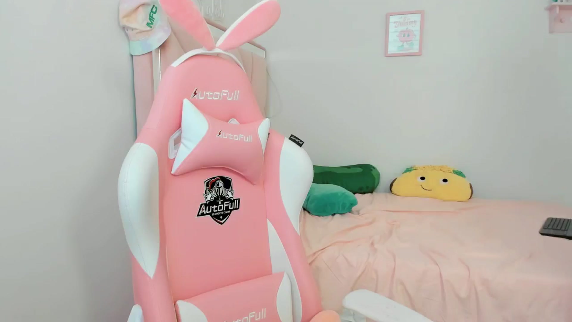 Gallery image thumbnail from Cherrycute666's myfreecams stream on, 09/18/2024, 24:01 image 3 of 20