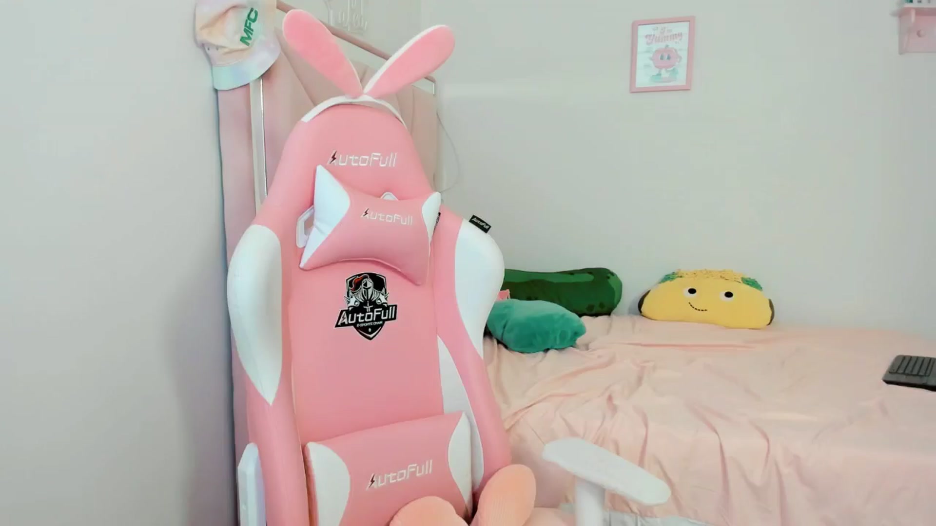 Gallery image thumbnail from Cherrycute666's myfreecams stream on, 09/18/2024, 24:01 image 7 of 20