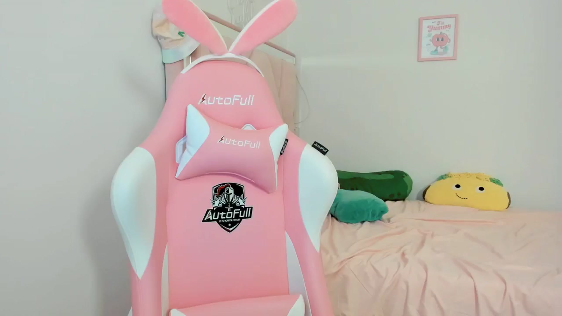 Gallery image thumbnail from Cherrycute666's myfreecams stream on, 09/18/2024, 24:01 image 10 of 20