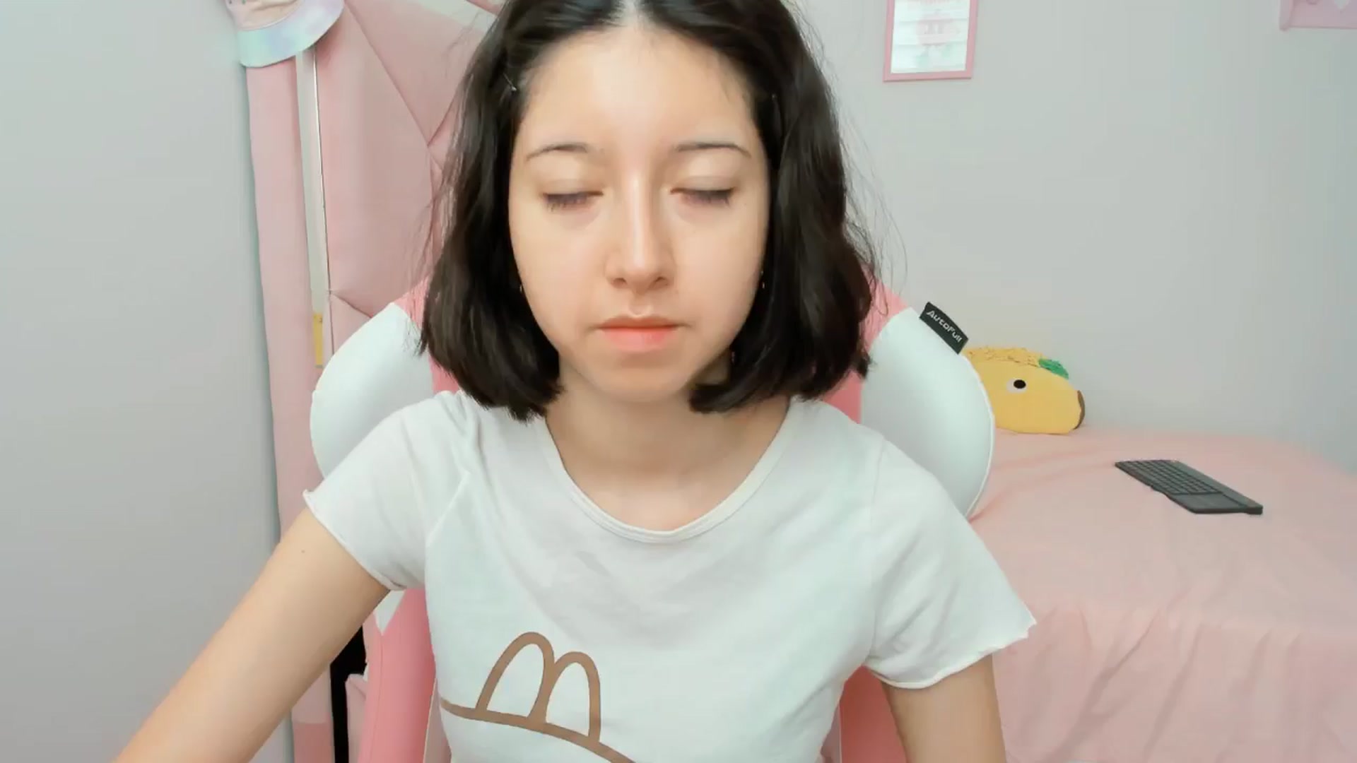 Gallery image thumbnail from Cherrycute666's myfreecams stream on, 09/18/2024, 21:18 image 3 of 20