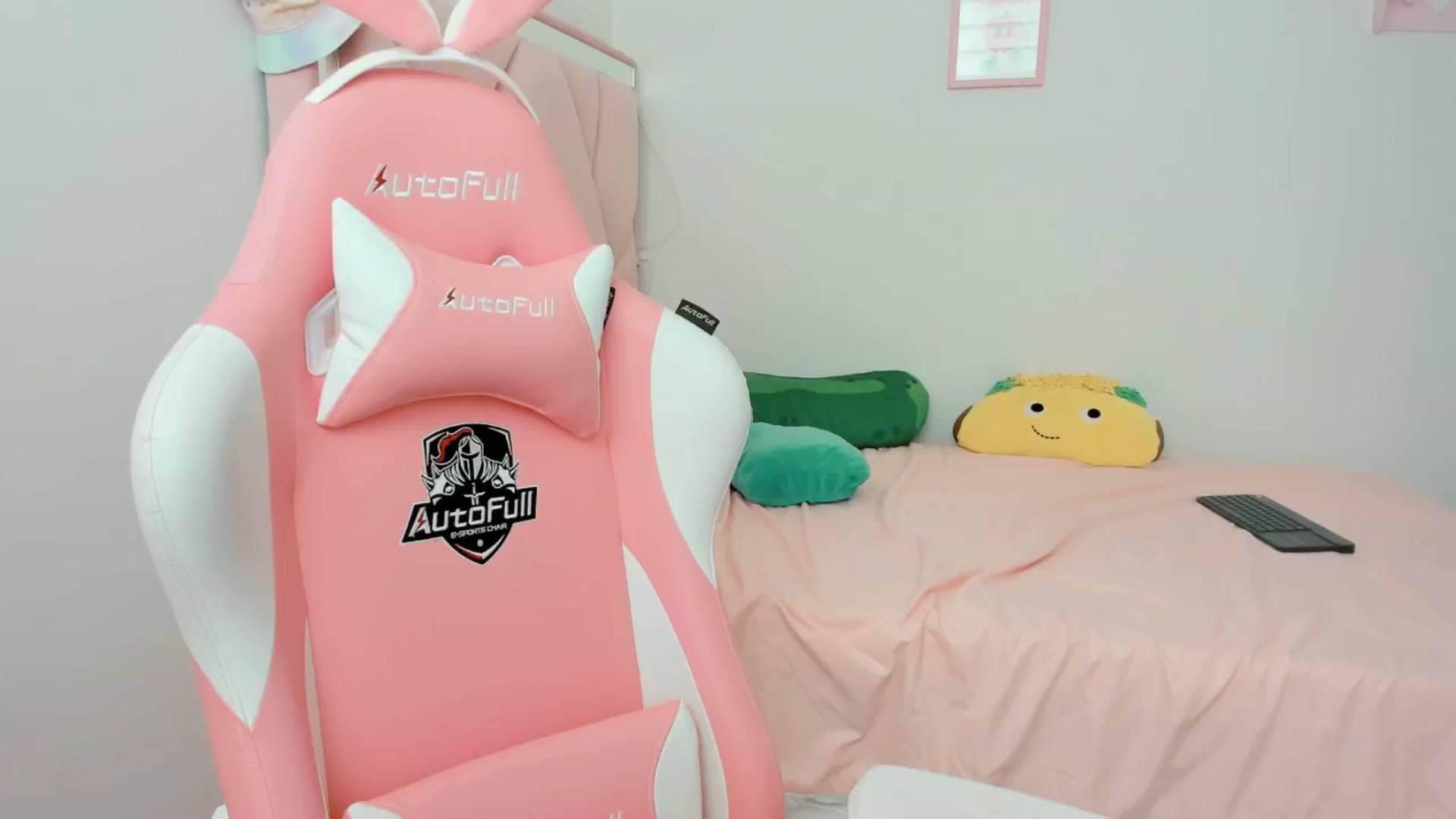 Gallery image thumbnail from Cherrycute666's myfreecams stream on, 09/18/2024, 21:18 image 1 of 20