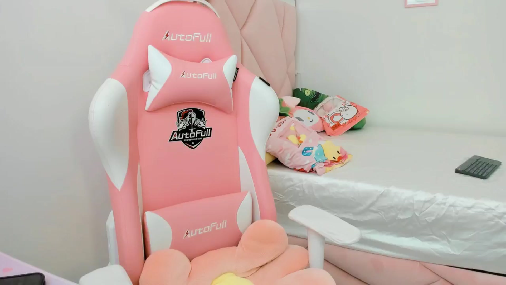 Gallery image thumbnail from Cherrycute666's myfreecams stream on, 10/01/2024, 19:59 image 1 of 20