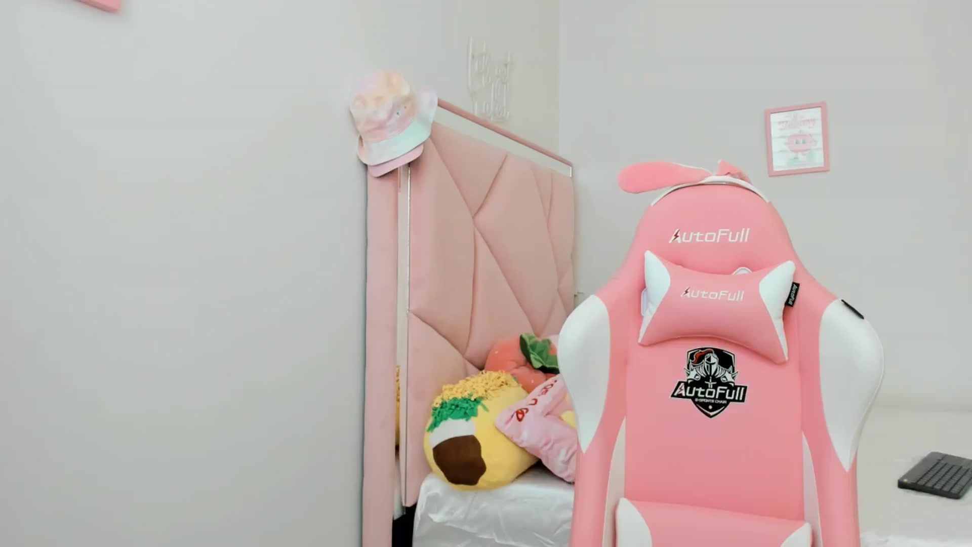 Gallery image thumbnail from Cherrycute666's myfreecams stream on, 10/01/2024, 21:29 image 4 of 20
