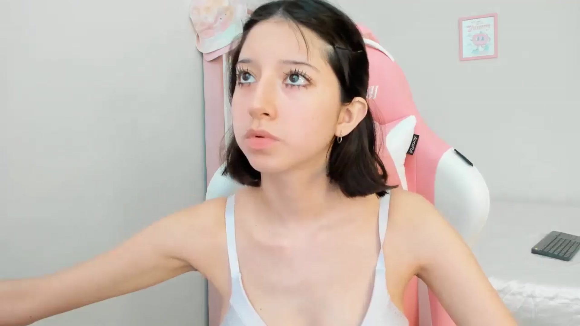 Gallery image thumbnail from Cherrycute666's myfreecams stream on, 10/01/2024, 21:29 image 14 of 20