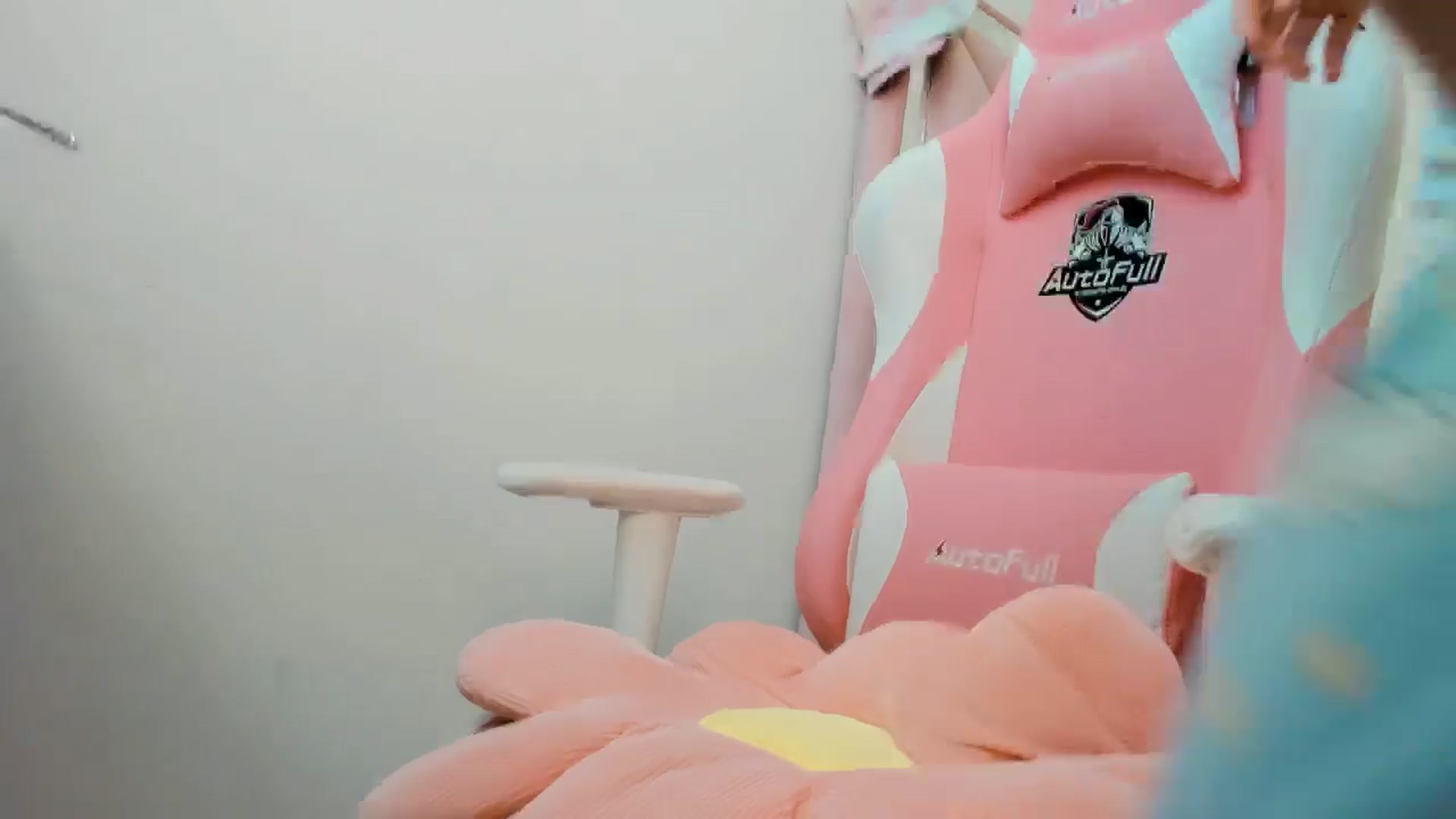 Gallery image thumbnail from Cherrycute666's myfreecams stream on, 10/01/2024, 21:29 image 13 of 20