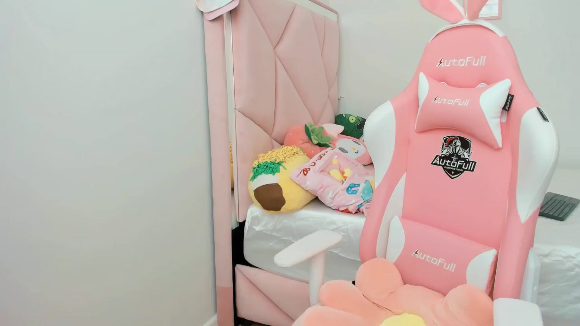 Gallery image thumbnail from Cherrycute666's myfreecams stream on, 10/01/2024, 21:29 image 1 of 20