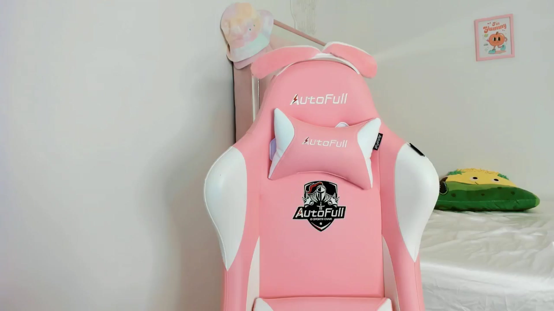 Gallery image thumbnail from Cherrycute666's myfreecams stream on, 10/06/2024, 08:00 image 7 of 20
