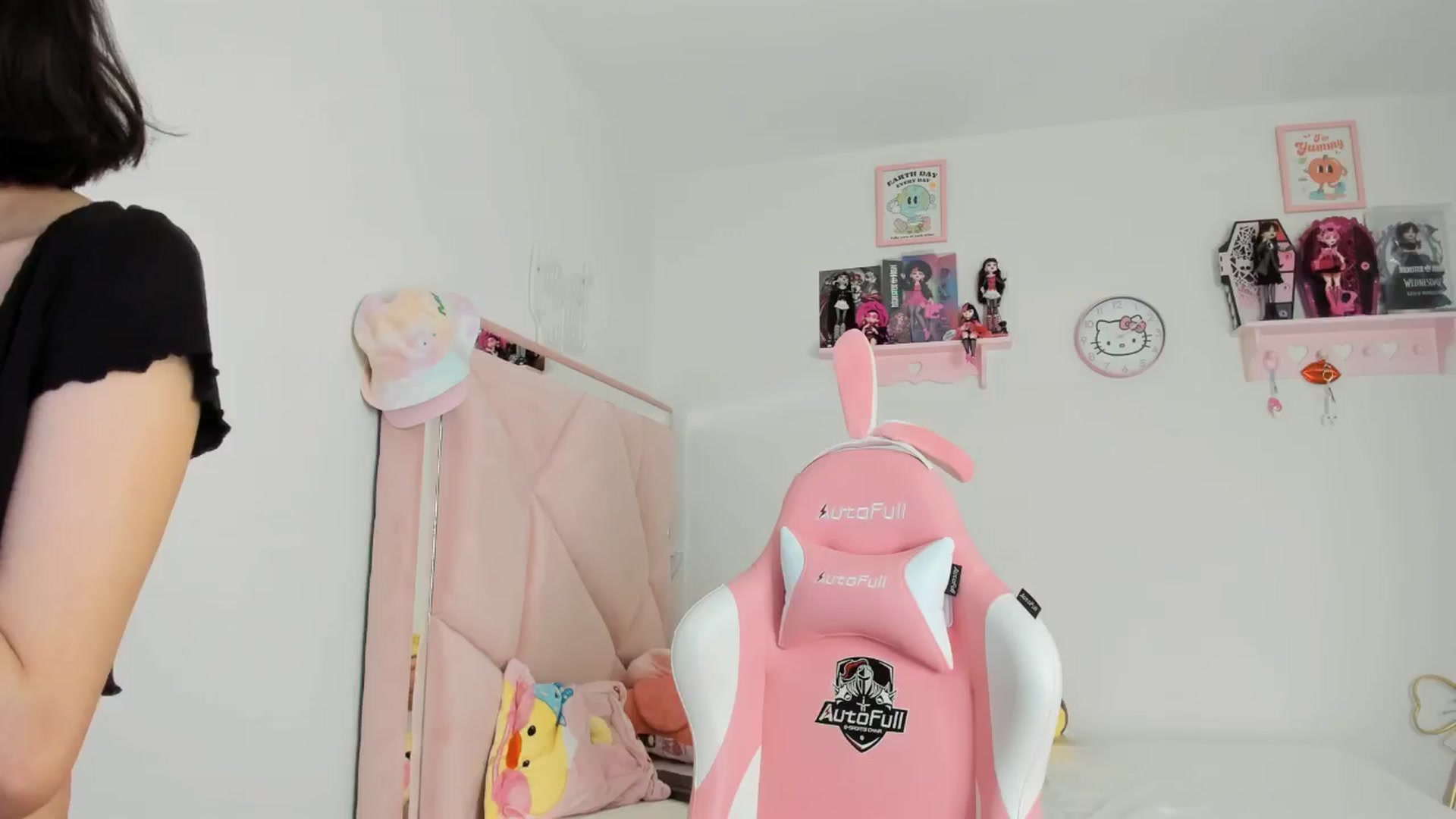 Gallery image thumbnail from Cherrycute666's myfreecams stream on, 10/20/2024, 04:03 image 9 of 20