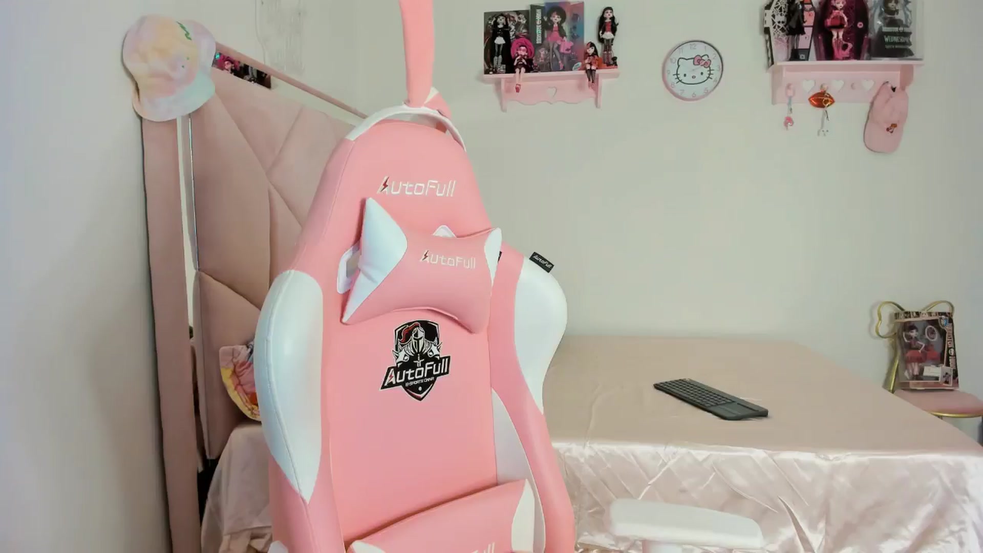Gallery image thumbnail from Cherrycute666's myfreecams stream on, 10/22/2024, 06:47 image 7 of 20
