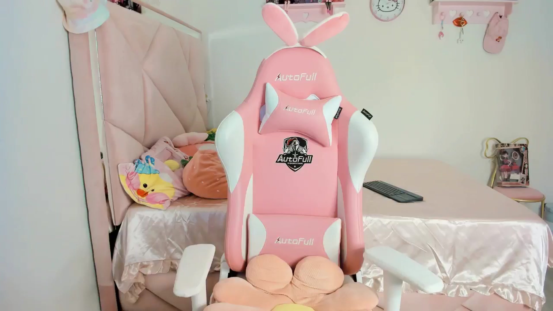 Gallery image thumbnail from Cherrycute666's myfreecams stream on, 10/22/2024, 06:47 image 11 of 20