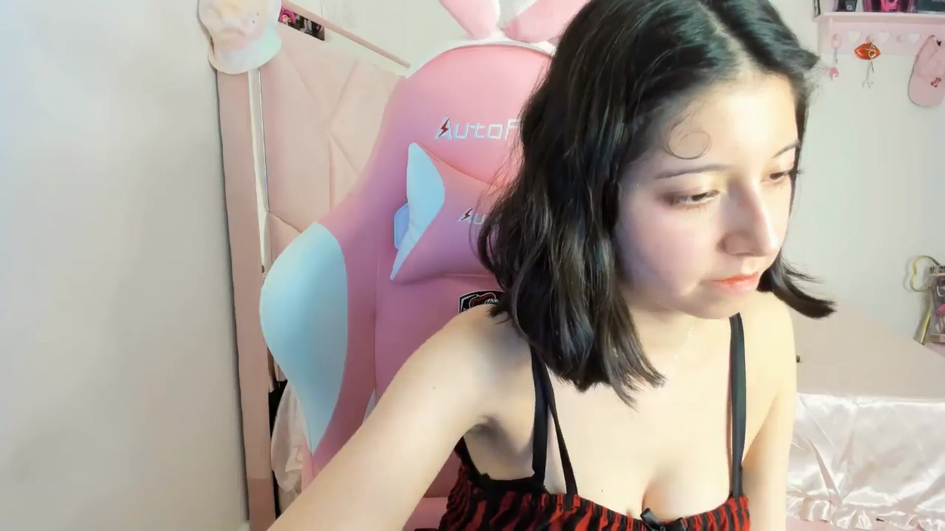 Gallery image thumbnail from Cherrycute666's myfreecams stream on, 10/22/2024, 07:26 image 2 of 20
