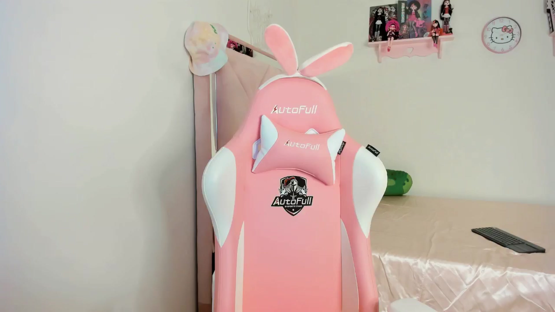 Gallery image thumbnail from Cherrycute666's myfreecams stream on, 10/22/2024, 07:41 image 16 of 20