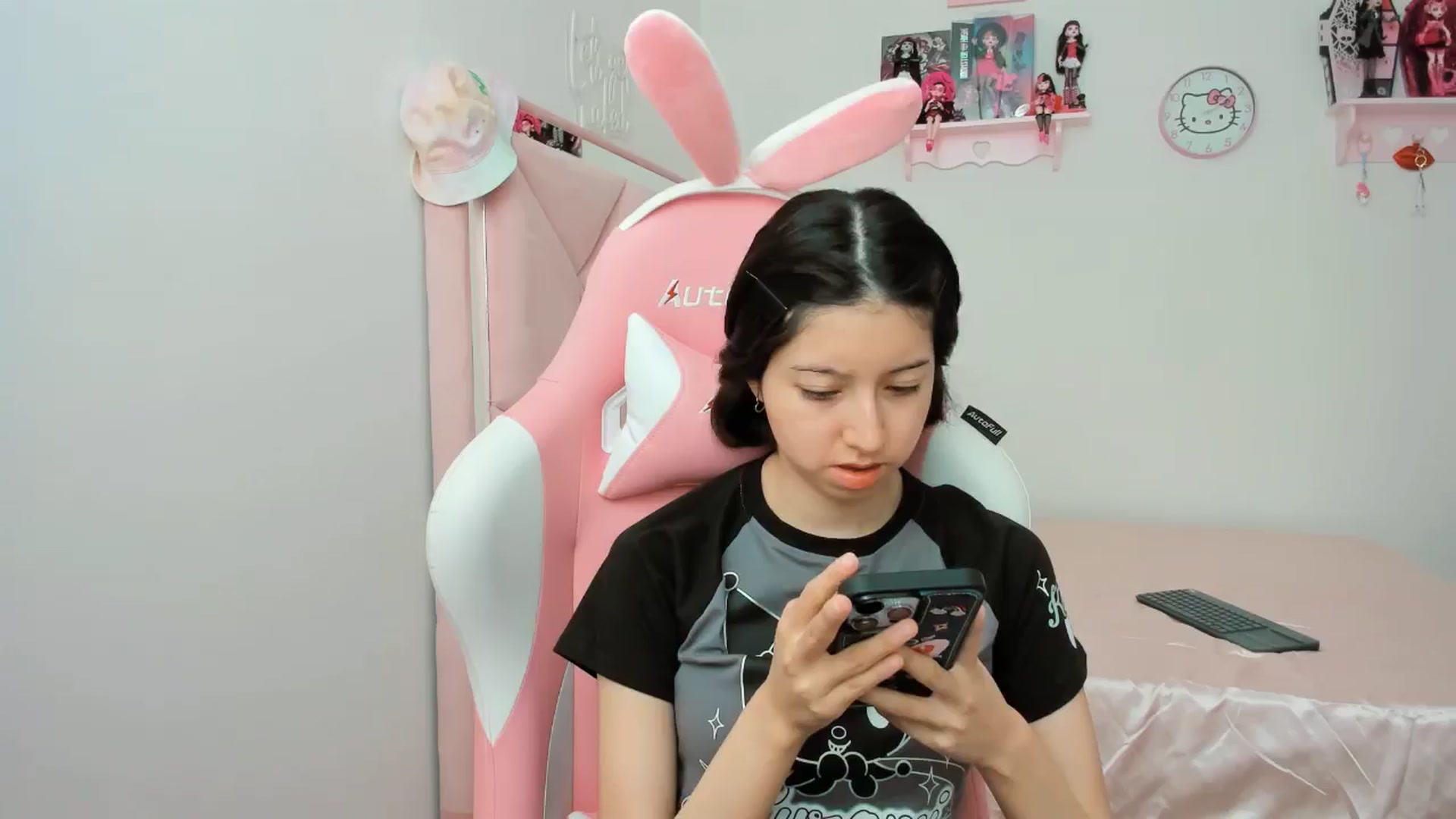 Gallery image thumbnail from Cherrycute666's myfreecams stream on, 10/22/2024, 18:47 image 5 of 20