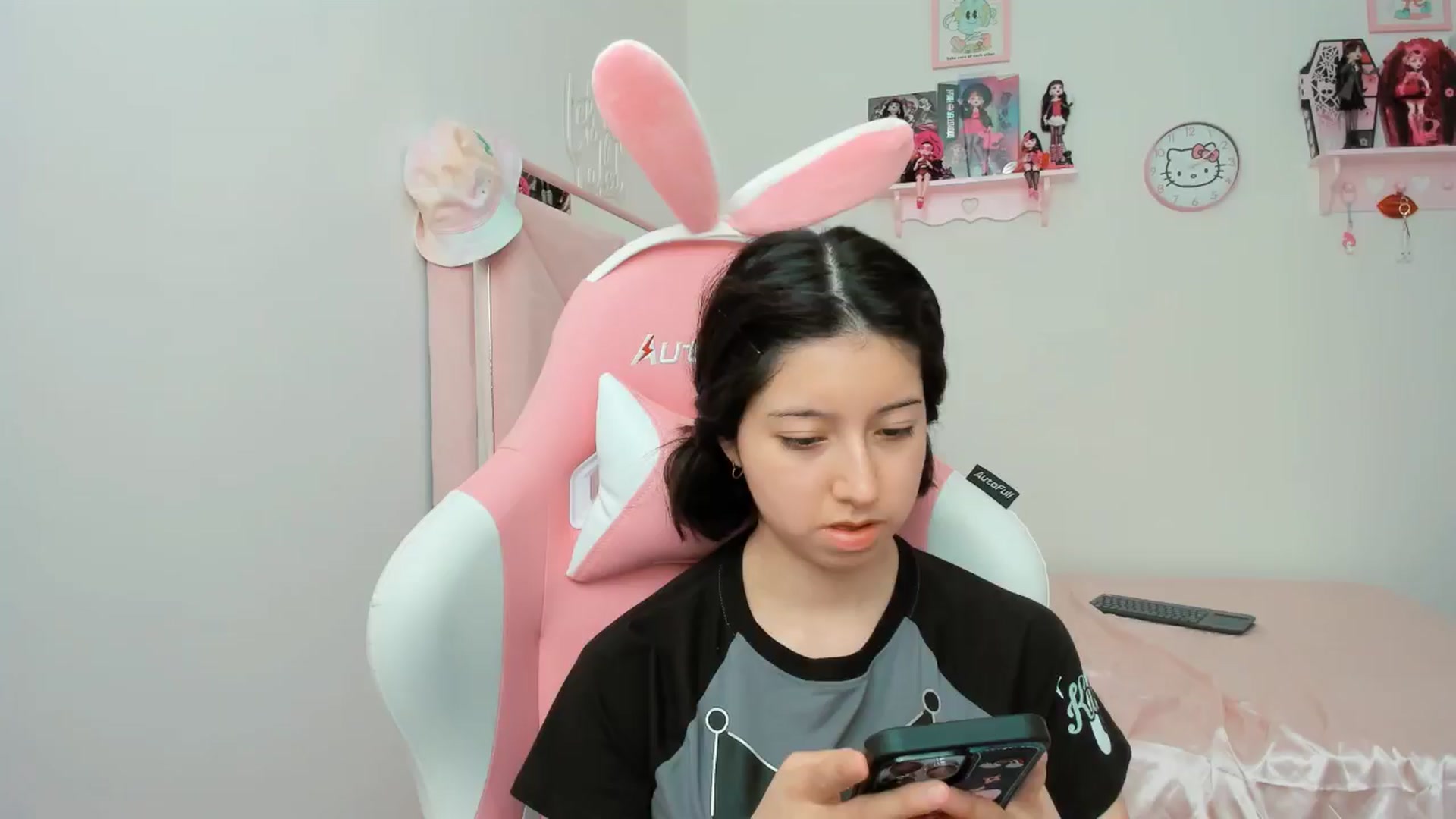 Gallery image thumbnail from Cherrycute666's myfreecams stream on, 10/22/2024, 20:14 image 7 of 20