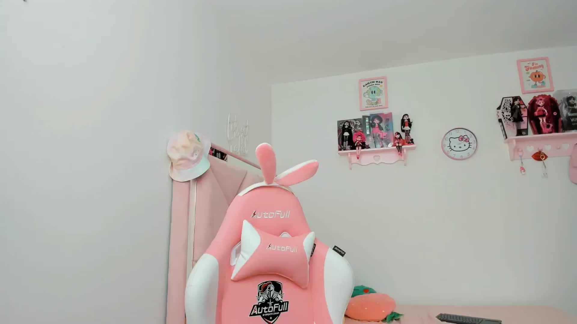 Gallery image thumbnail from Cherrycute666's myfreecams stream on, 10/22/2024, 20:14 image 1 of 20